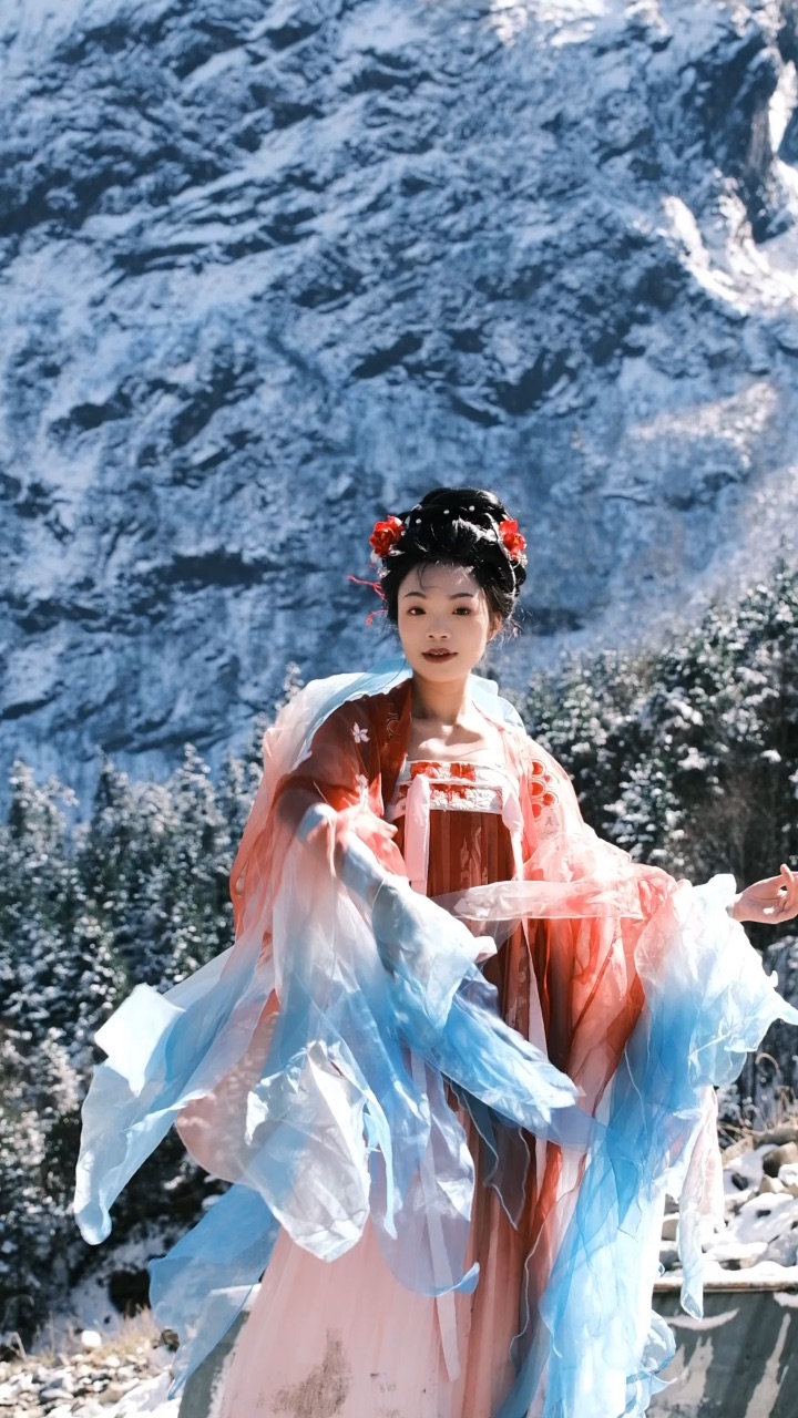 红衣雪景，汉服和川西的适配度还是太高了！ 雪山配汉服 这一刻…美得我不想说话