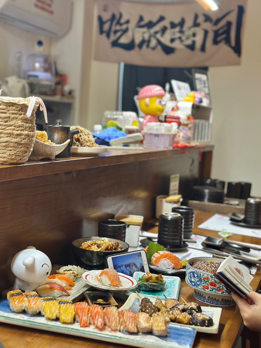 無一物真心希望湛江可以多一点这样的小店😭好温馨啊啊啊🍱 敲适合二人食的氛围日式食堂！ . 🔥推荐： ✔️三文鱼拼盘 三文鱼肉质细腻 纹路清晰 口感又弹又糯 ✔️鳗鱼盖饭 鳗鱼外焦里嫩 烧汁浓郁很入味 米饭粒粒分明 ✔️炙烧蟹肉寿司 蟹肉很嫩很饱满 炙烤后口感丰富 ✔️串烧拼盘 里面有香菇、鸡皮、鸡腿肉和肥牛卷  每一串都烤得很鲜嫩入味 味道很赞 ✔️招牌豆腐 每次bi点 豆腐外酥里嫩 入口即化 ✔...