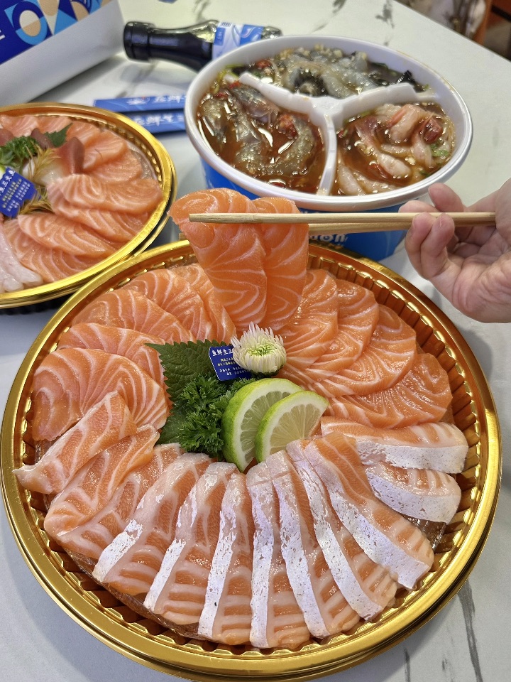 鱼鲜生三文鱼开来赤坎万达这边啦 丰富的刺身拼盘 摆盘很精致 新鲜度和种类都在线 三文鱼很新鲜 纹理很清晰 色泽很好看 口感细腻  甜虾入口即化 带着淡淡的甜味鲜嫩 二楼有位置🉑堂食  - 🏠：鱼鲜生三文鱼（万达店） 🈺：11:00-04:00 📍：开发区开发区龙海路南段32号商铺  #鱼鲜生三文鱼#湛江美食#湛江三文鱼#湛江鱼鲜生#生腌