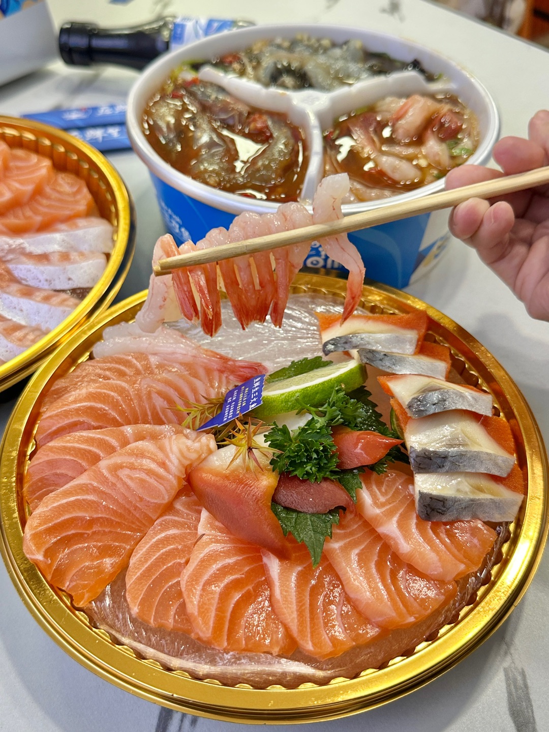 鱼鲜生三文鱼开来赤坎万达这边啦 丰富的刺身拼盘 摆盘很精致 新鲜度和种类都在线 三文鱼很新鲜 纹理很清晰 色泽很好看 口感细腻  甜虾入口即化 带着淡淡的甜味鲜嫩 二楼有位置🉑堂食  - 🏠：鱼鲜生三文鱼（万达店） 🈺：11:00-04:00 📍：开发区开发区龙海路南段32号商铺  #鱼鲜生三文鱼#湛江美食#湛江三文鱼#湛江鱼鲜生#生腌