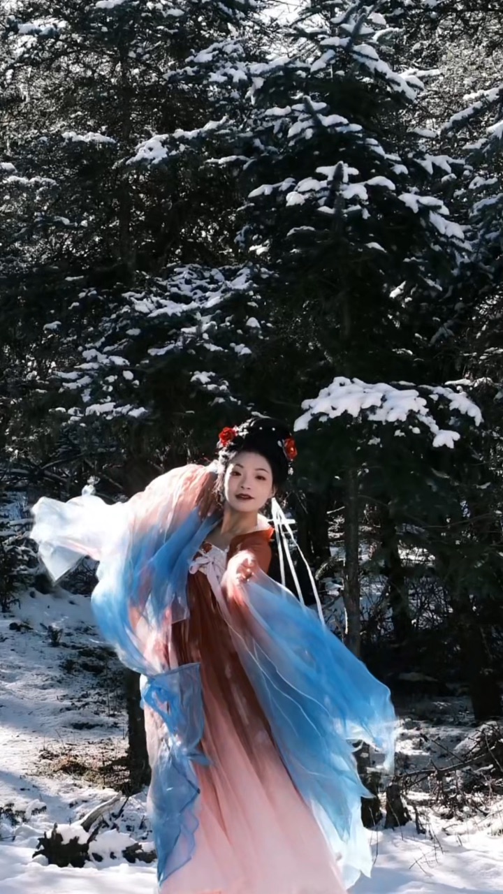 在没有天花板的地方 感觉风都是自由端！ 汉服和雪景真的太般配啦！