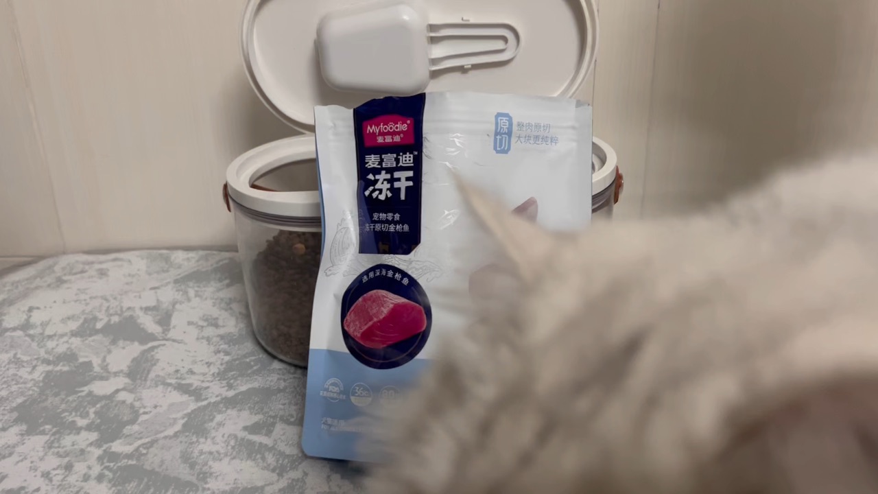 麦富迪冻干#测评/测评 金枪鱼块，福福可爱吃了，打开很香，很大块，很酥脆，打开就闻着味道来了，嘎嘎爱吃嘎嘎炫的小可爱