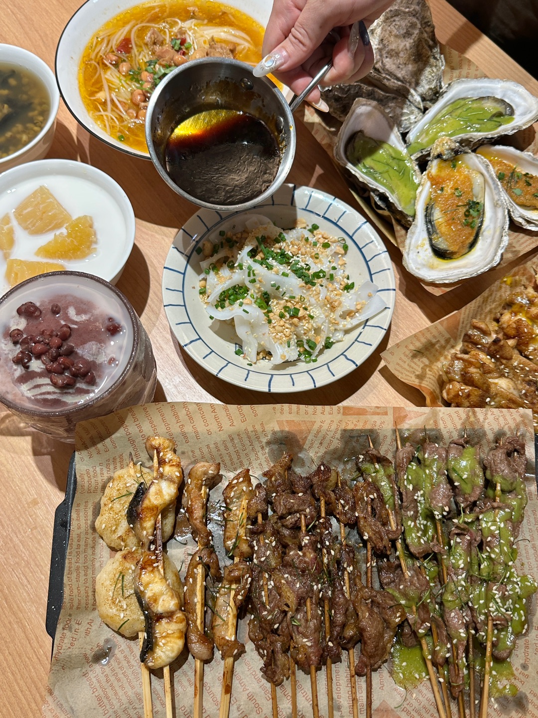 贵一烧和朋友去过好多次的夜宵店 之前旧店开在海景市场附近 现在新店开在天誉澜湾这边了 味道一如既往好吃😋  . 推荐蒜蓉生蚝🦪个头很肥美 搭配青酱和鲜山葵吃 口感鲜嫩多汁 果酱鸡全翅和干烧鸡全翅 外皮焦黄酥脆 肉质紧实 好好吃 青酱牛肉/招牌干烧牛肉蒜蓉豆腐片/炭烤猪颈肉盲点这些🈚️踩雷 烤的火候刚刚好 味道还不错👍再来碗绿豆鸡屎藤  清爽解腻～ - 🏠：贵一烧 🈺：中午晚上都营业 📍：开发区乐金...