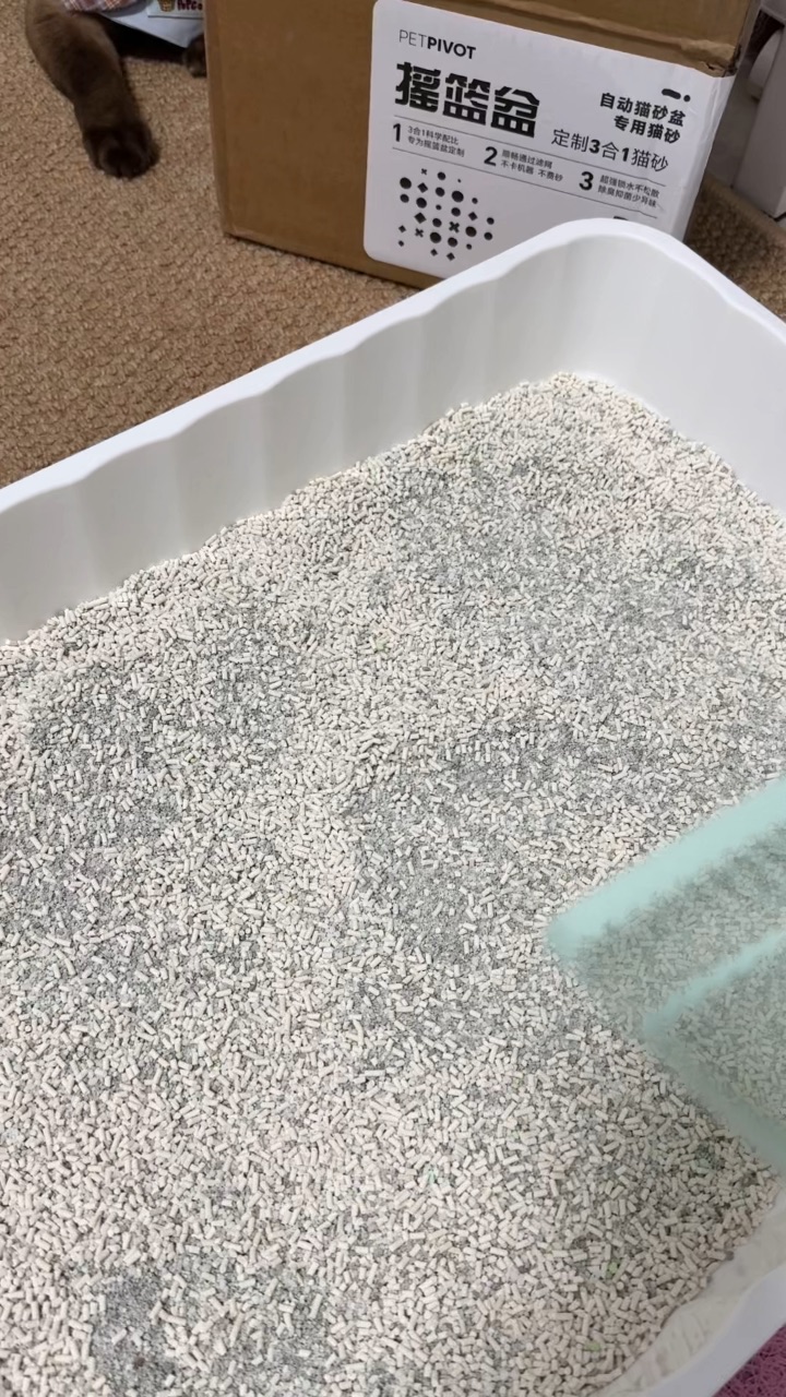 用过木薯混合砂就不想换其他砂了 11.20号换上的，今天11.26了，盆里面还是干干净净的。 我家猫砂盆在客厅，家里猫咪又多，猫砂盆总是臭烘烘的，用的矿砂一点也不除臭。但是新换的这个猫砂就不会有味道，猫砂有淡淡的清香味，除臭效果还不错。这两天我感觉猫咪身上都是香香的，就是这款猫砂的功劳。结团效果也不错，铲起来掂了几下都没散，用了几天盆里面干干净净的，铲子也是干干净净的。 最后就是粉尘情况了，我用下...