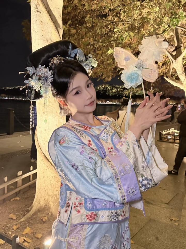 冬天想做汉服的姐妹，真心推荐格格妆造，好看~还保暖~#格格妆造 #格格造型 #西湖美景 #西湖汉服 #艳美家汉服