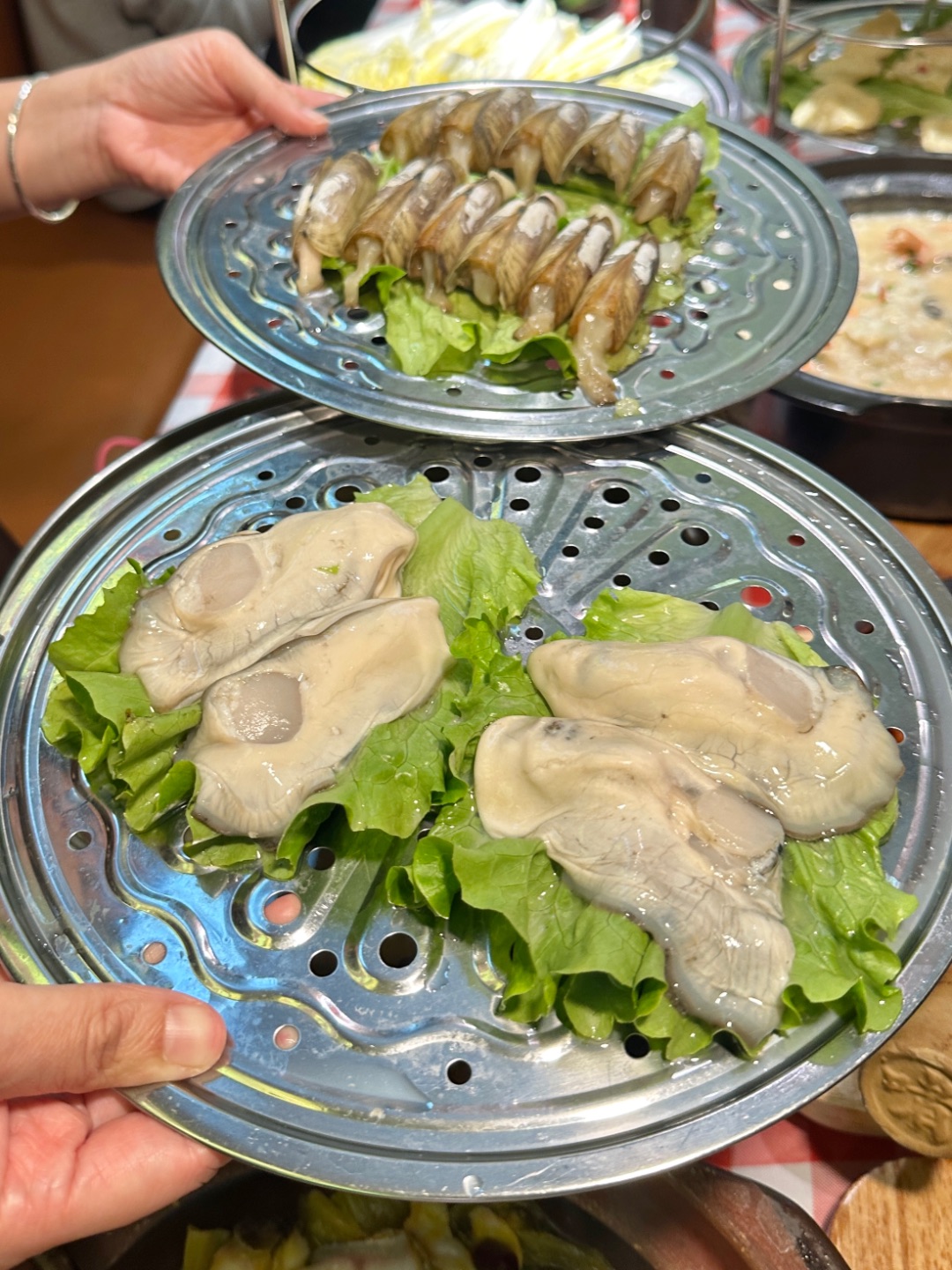 每次聚餐都会首选这里 石橄榄创新土鸡火锅🫒 ➕啫啫煲➕海鲜泥丁粥冬天来上这一锅真的太鲜太暖啦 这家环境也舒适🔥饭点座无虚席～ . 🔥推荐： ✔️石橄榄创新土鸡火锅 土鸡去皮去骨切成块搭配石橄榄一起蒸 汤底鲜到掉眉毛 鸡肉吃起来皮脆肉滑很过瘾 下锅煮牛肉、指甲螺和生蚝🦪 味道还不错👍 ✔️海鲜泥丁粥 满满一大锅 分量很足 里面有螃蟹、泥丁和鲜虾等海鲜的鲜甜融进了粥里 鲜香四溢  ✔️虾酱啫豆 豆角很...