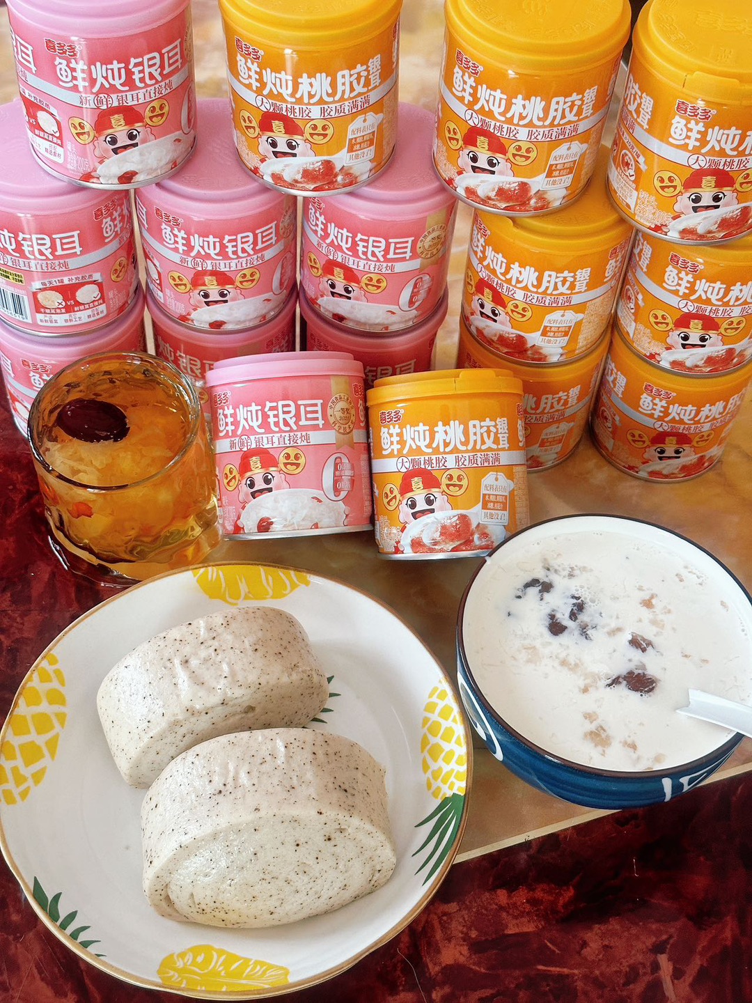 懒人早餐本命！喜多多鲜炖系列都爱🤤  谁懂啊！喜多多鲜炖直接承包我的早餐+下午茶～ 鲜炖桃胶颗颗饱满，QQ弹弹裹着清甜汤汁，加牛奶秒变甜品店同款！ 鲜炖银耳胶质感绝了，红枣自然甜不齁，每口都能挖到满满料～ 健康无负担，大人小孩都爱喝，囤几箱送家人也超贴心！ #喜多多 #鲜炖桃胶 #鲜炖银耳 #懒人早餐 #健康饮品 #