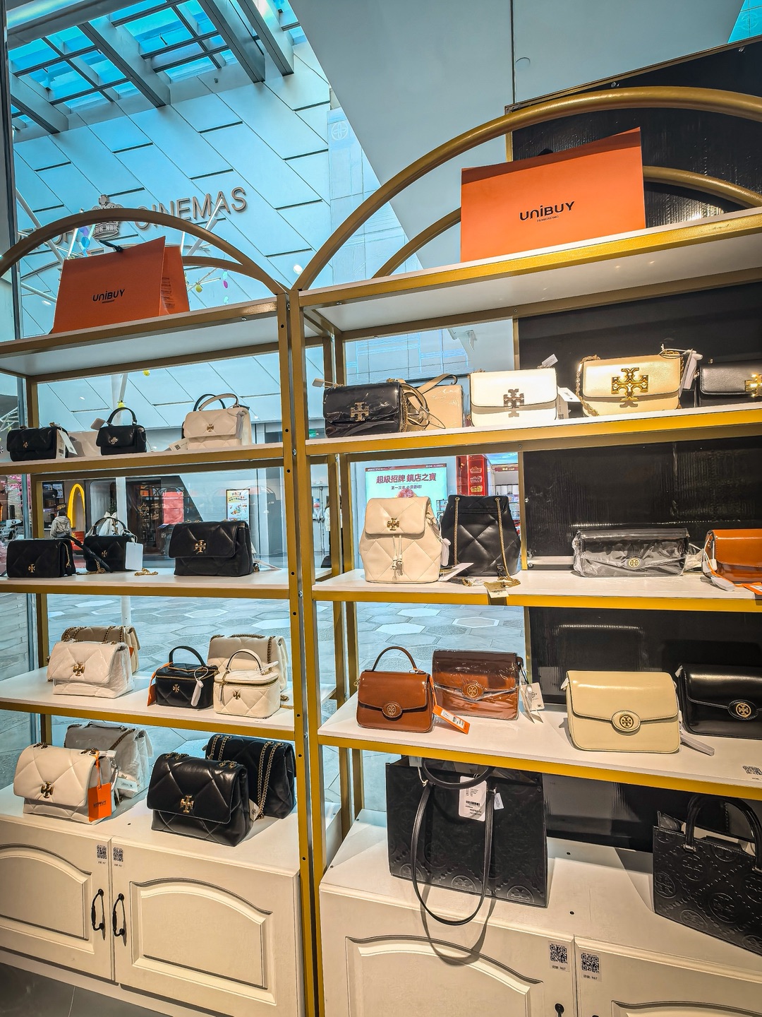 澳门这里太好买了！！一站式购物天堂给我🐛  这里好好逛耶 店里包包、衣服、配饰超多品牌可选 款式多样 很时尚 码数也好全  逛了一圈眼睛都看花了💰又香☂️扣又大！！ - 🏠：Unibuy奢侈品奥莱 🈺Operating Hours:10:00 – 21:00 📍：H853 Fun Factory 娱乐小镇 1 楼 R63 - 67 铺  #澳门#澳门葡京人#H853FunFactory娱乐小镇