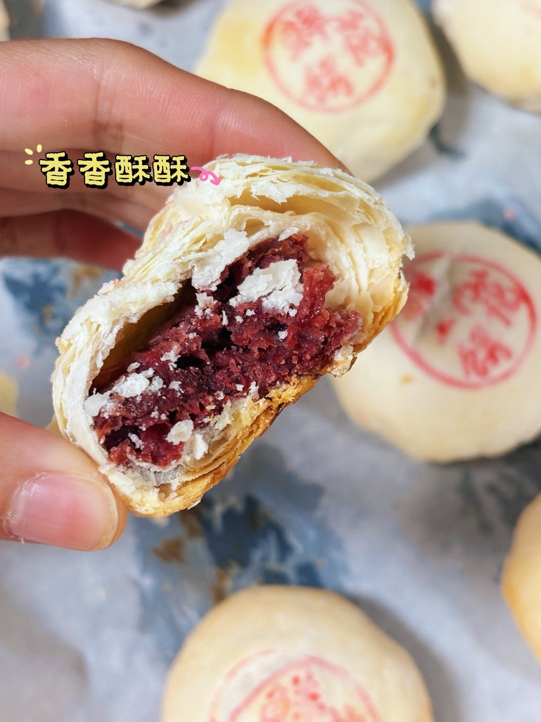 ✅🌹玫瑰鲜花饼 - 第一次做，塑形方面还有所欠缺 压得时候没有压很扁～ 烤出来有点鼓鼓滴～ 好在味道还是有那个味道～ 下次再接再厉💪