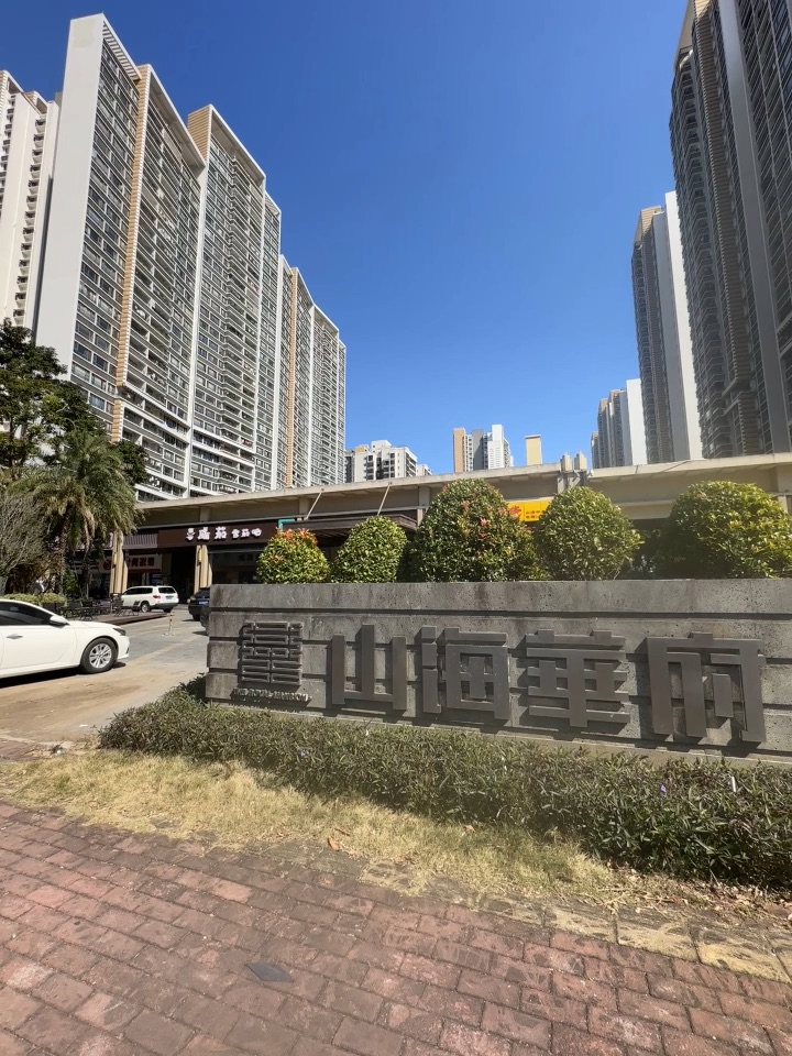 湛江也有雪伽吧啦 环境很有质感 深棕色系色调 营造出浓郁的复古氛围  坐下可以放松心情的那种 随手拍都很出片 二楼🈶包间 私密性很好 适合商务或朋友聊天～ . 他们家的雪茄种类多 侍茄师会根据你的口味推荐  和姐妹点了热拿铁☕️ 被拉花美到 绵密奶泡融化在醇厚咖啡里 口感层次分明  - 🏠：威茄雪茄吧（山海店） 🈺：14:00-24:00 📍：霞山区龙平南路与乐怡路交叉口北100米（山海华府店）