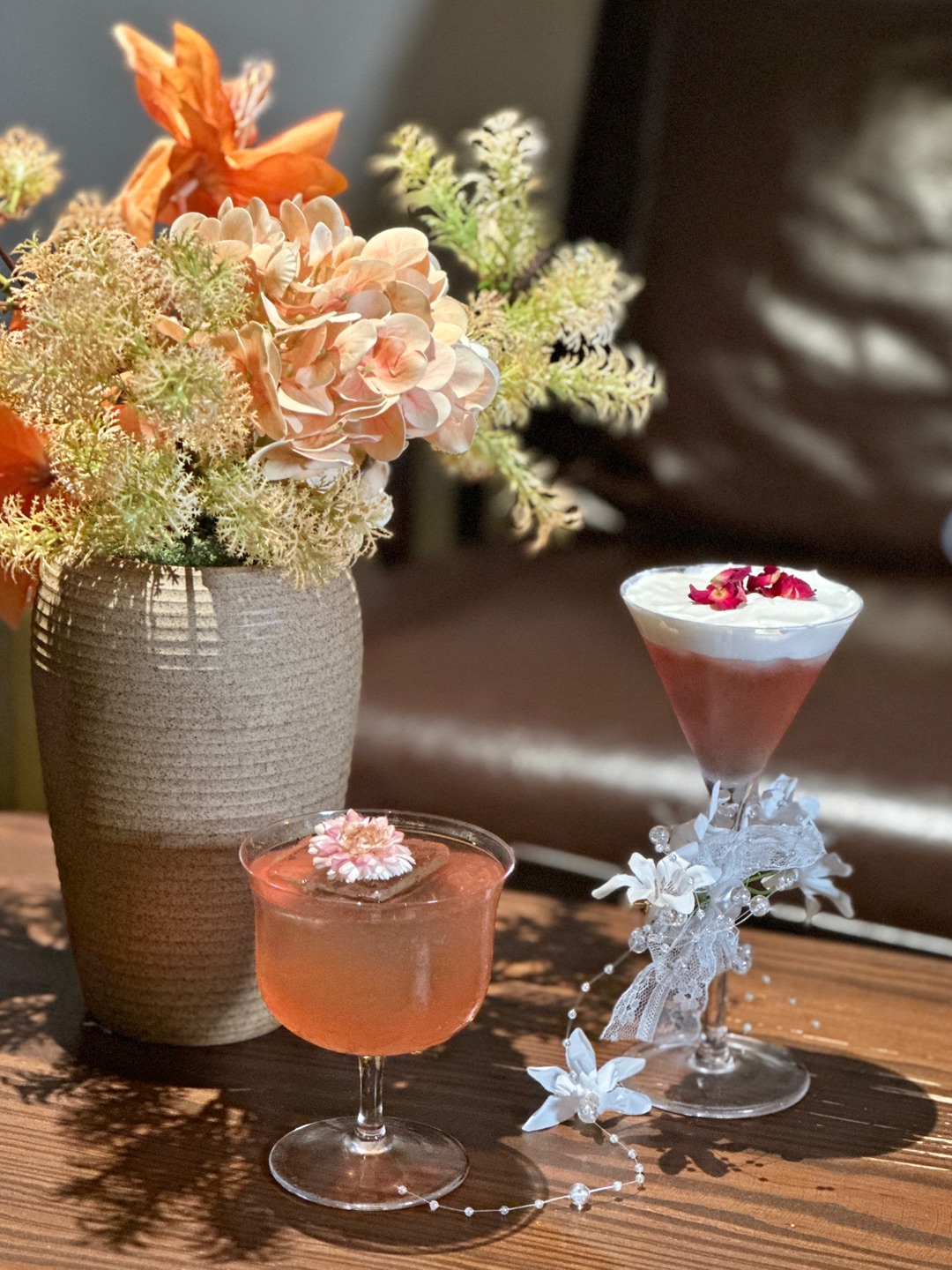 湛江赤坎新开的。。。日咖夜酒➕烧鸟的快乐🍹  打工人下班后好去处！偏木质调的环境 很有格调 随手一拍都很出片 晚上还有歌手驻唱 点一杯漂亮酒 一边听歌 氛围感拉满～ - 🔥推荐： ✔️椿 威士忌与桂花的香味交织 入口微甜 有层次有风味 ✔️蝶恋花 紫罗兰与栀子花的完美结合 每一口都能感受到酒的醇厚 仿佛在喝一杯会发光的酒 超级过瘾！ ✔️听风忆雪 装饰好好看 荔枝与栀子花奶油的结合 每一口都能感受...