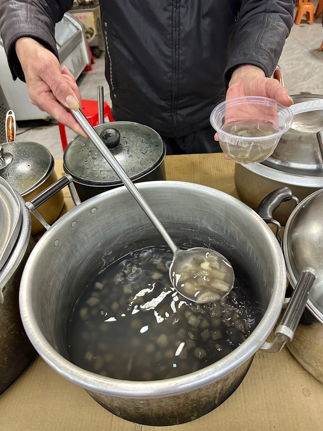 薯粉💰3薯粉粒Q弹糯糯叽叽 吃起来很有嚼劲 糖水有点偏甜 芝麻糊💰3 绵密顺滑 质地细腻 - 🏠潇记糖水 📍坡头区鸡咀山路与286省道交叉口西北40米