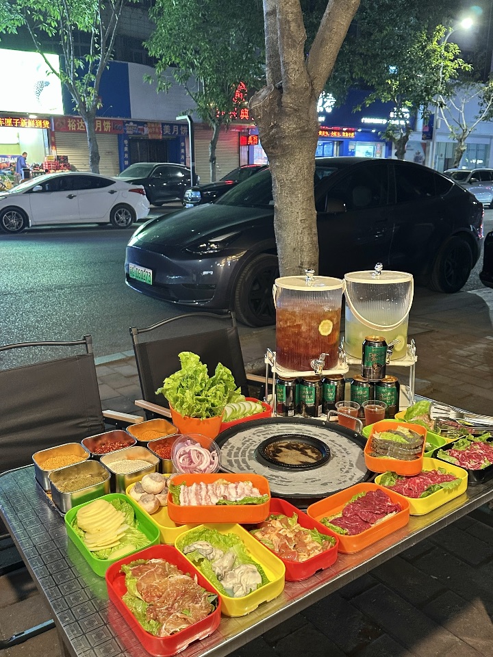 近期吃到一家还不错的烤肉店 特别有烟火气 菜品种类多 而且他们家的肉都是新鲜采购 烤出来的味道还不错👍 酒水种类丰富 果酒任你挑 还有大桶冰镇柠檬茶 搭配烤肉yyds ‼️ . 🔥推荐： ✔️吊龙、牛肋条和五花肉 吊龙烤出油分 滋滋作响 肥瘦相间 五花肉肉眼可见很新鲜 蘸上自己调制的酱料 吃起来又鲜又香 五花肉蘸酱包着生菜吃很香😋  ✔️脆皖鱼片/口蘑虾滑/西葫芦/土豆片等菜品  烤出来很香 蘸上...