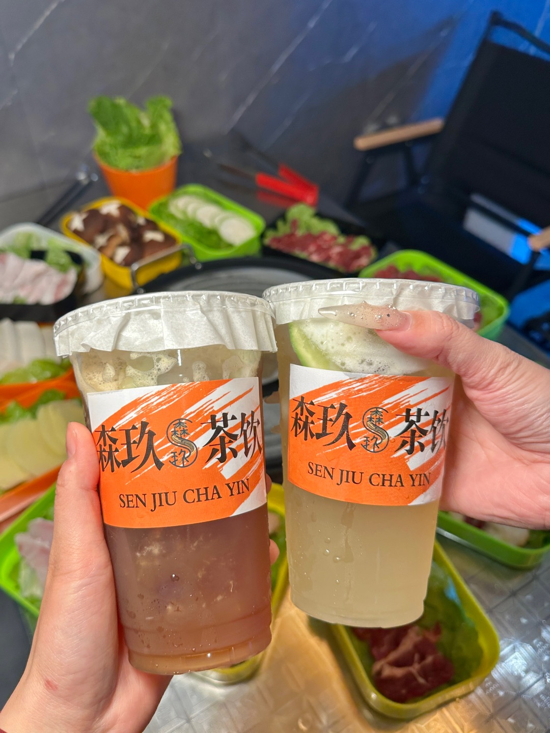 近期吃到一家还不错的烤肉店 特别有烟火气 菜品种类多 而且他们家的肉都是新鲜采购 烤出来的味道还不错👍 酒水种类丰富 果酒任你挑 还有大桶冰镇柠檬茶 搭配烤肉yyds ‼️ . 🔥推荐： ✔️吊龙、牛肋条和五花肉 吊龙烤出油分 滋滋作响 肥瘦相间 五花肉肉眼可见很新鲜 蘸上自己调制的酱料 吃起来又鲜又香 五花肉蘸酱包着生菜吃很香😋  ✔️脆皖鱼片/口蘑虾滑/西葫芦/土豆片等菜品  烤出来很香 蘸上...