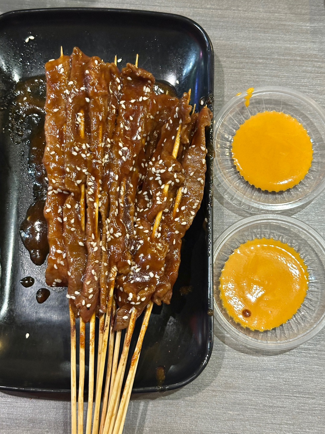 被老广安利的烧烤店 果然没有让人失望！普普通通的大排档环境 下班之后点上几串也太惬意了😌湿辣牛肉 嫩滑的牛肉裹着秘制湿辣酱汁 味道还不错👍豆腐炸 外酥里嫩 一口爆浆 鸡翅外酥里嫩 味道鲜美 爆汁鱼豆腐/芥末鸭肠/北海贝中规中矩～ - 🔹：聚友湿辣牛肉（绿林小吃文化街店） 🈺：17:30-02:00 📍：霞山区新兴街道椹川东二路83号（海潮网吧旁）