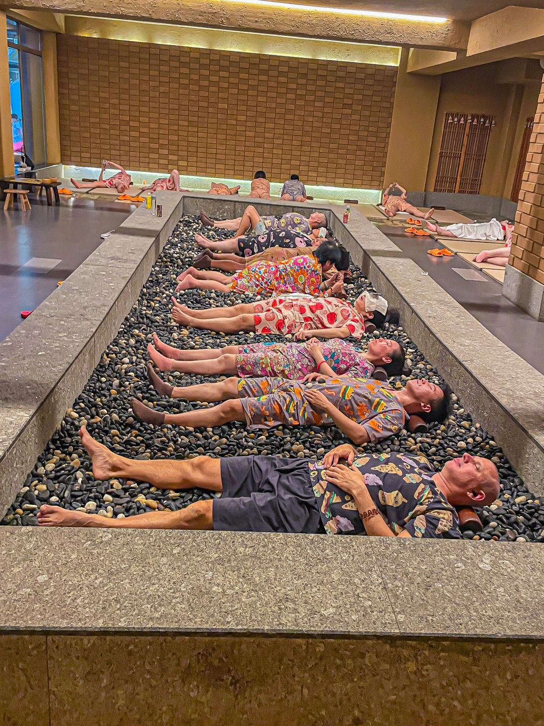 北京果然是大城市🤣汤泉躺平的全是外国人！