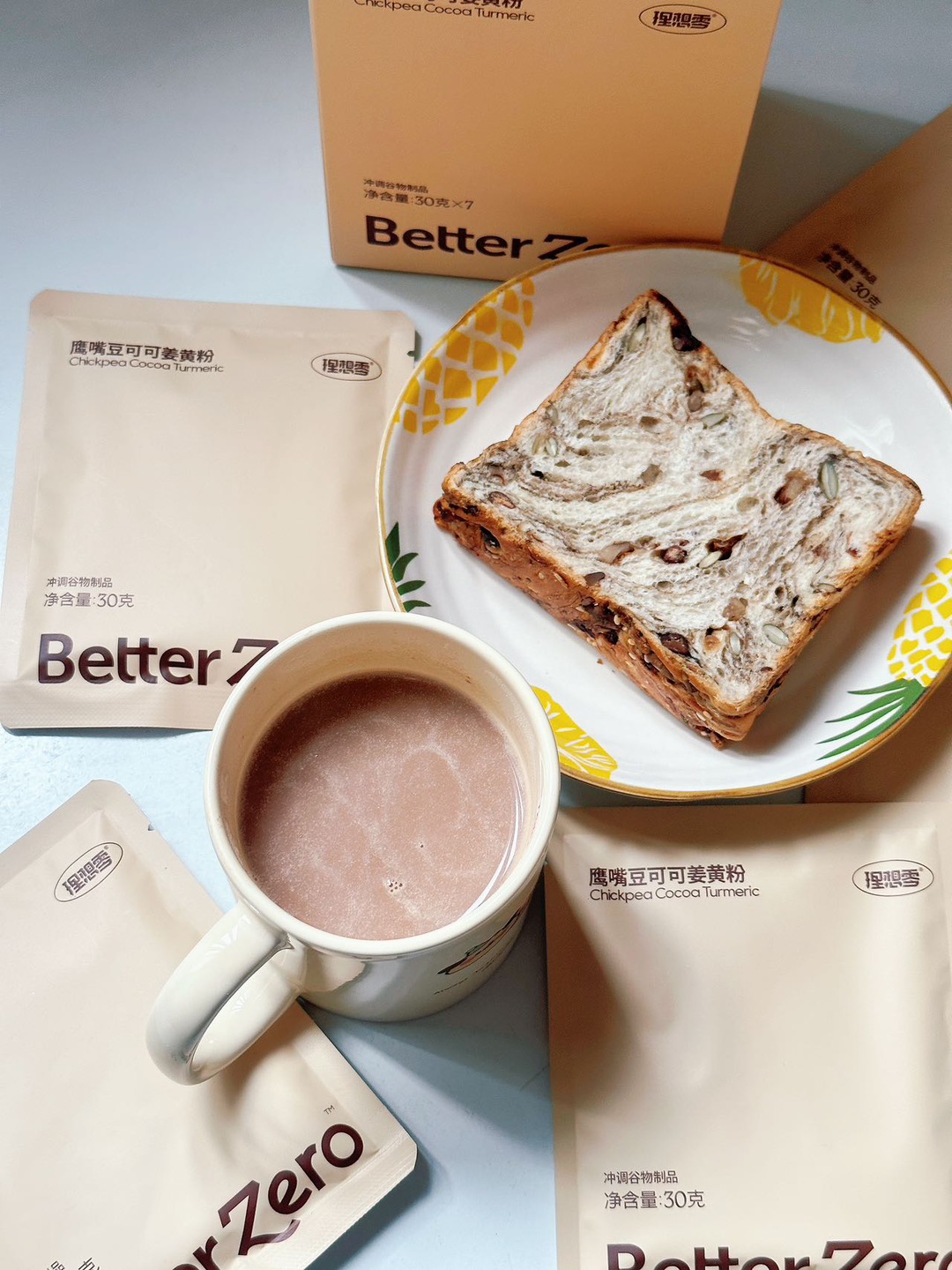 养生党早餐！这杯暖饮我能喝一整个冬天 朋友推荐的鹰嘴豆可可姜黄粉，喝过一次直接种草了！！！ 本来怕姜黄味冲，结果鹰嘴豆的醇厚豆香完美中和，混着可可的绵密香甜，暖乎乎喝一口，好喝暖胃～ 高蛋白还低卡，饱腹感超足！早八配片全麦吐司，5分钟搞定早餐；下午饿了当加餐也没负担～  #鹰嘴豆好物 #理想零 #健康代餐 #养生饮品 #鹰嘴豆可可姜黄粉 #超级食物 #吃出好状态 #冬日饮品推荐 #食补养生