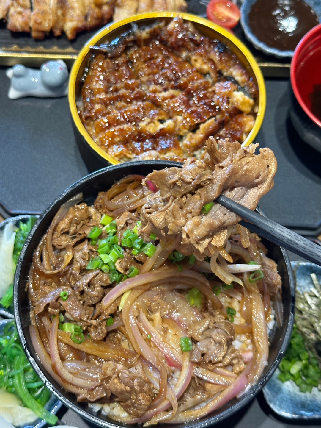 分享一家宝藏平价日料店 和朋友数不清来吃过多少次 鳗鱼爱好者使劲🐛就对了！ .  🔥推荐： ✔️炙烤牛上脑洋葱丼 肥牛肉质鲜嫩 每一口米饭都裹满了酱汁 嘎嘎香 ✔️炙烤活鳗饭 这家店的鳗鱼都是活sha现烤 品质不错 鳗鱼在炭火上炙烤 表皮还有微微焦香的味道 爽脆弹牙 ✔️名古屋风味鸡扒 鸡扒外焦里嫩 蘸上黑椒酱吃 好好吃🤤  - 🔥：鳗食•地道关西烤活鳗 🈺️：11:00-14:30， 17:00...