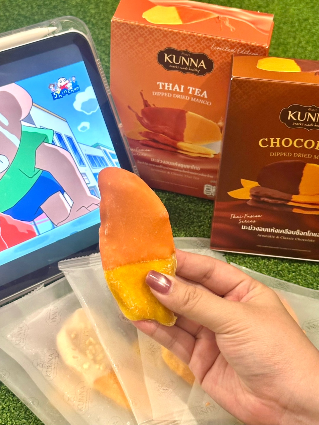 来泰国旅游的👭不能错过三种口味的芒果干 每一片都香甜厚实 可以🐛BigC超市或者Siam Paragon 包装设计不错 买回家当伴手礼 给家人朋友带回泰国的味道！ . ✔️泰式奶茶味  芒果大片Q弹 泰奶味中和了芒果的酸 好好吃 ✔️椰奶味 浓郁的椰奶搭配芒果 入口香甜软糯 ✔️巧克力味 芒果➕黑巧🍫 巧克力味道浓郁  . ⚠️省钱小技巧 好划算‼️买3️⃣song1️⃣🟰525泰铢/买5️⃣so...