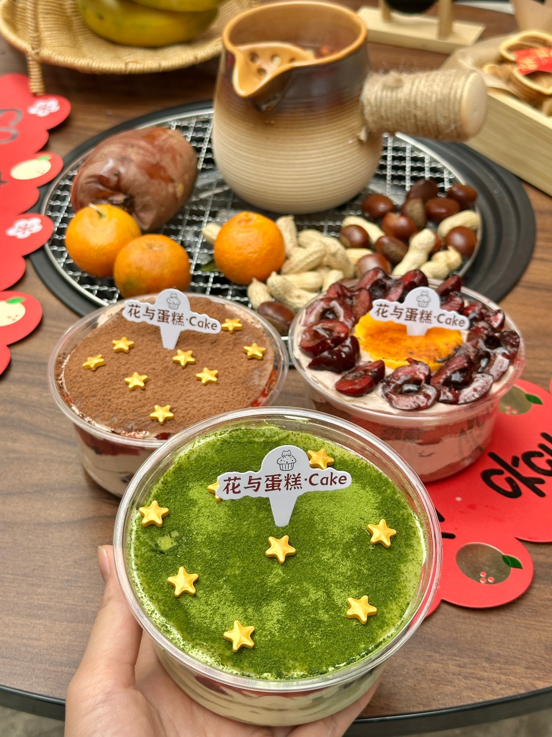 花与蛋糕换新春布置啦 各种新年装饰和道具 年味氛围感拉满 已经可以提前在这里出新年大片了！ . 🔥推荐： ✔️财神拿铁咖啡 在这里也能喝到财神爷加持的咖啡☕️ 这杯我先干了 谁喝谁发达哈哈哈 快来沾沾喜气 ✔️草莓刨冰 上面铺满草莓 刨冰质感细腻 口感层次丰富 ✔️布丁船 duang duang的焦糖布丁 奶呼呼的又不会很甜  ✔️草莓华夫饼 华夫饼外脆内软好香 再加上草莓奶油 好好吃 ✔️抹茶车...