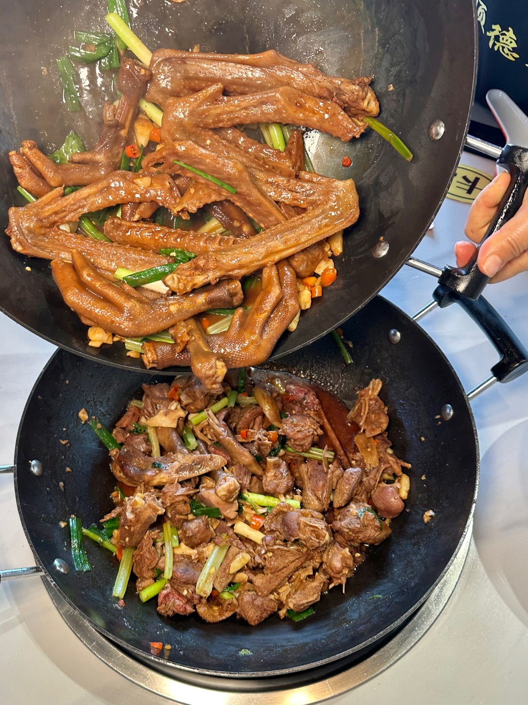 每次经过门口都能闻到火焰醉鹅的浓郁香气 老广都爱来吃这家的鹅肉 味道惊艳 每次来都被现场点火的架势震撼到太有仪式感了‼️ . 🔥推荐： ✔️醉鹅锅 现点现做 师傅在你面前淋酒、点火火焰瞬间包裹整锅鹅肉 酒香四溢 视觉嗅觉双重暴击 盖那刻香到迷糊 鹅肉肉质紧实有嚼劲 浓郁的酒香完全渗进肉里 搭配蛤蝼饭好好吃🤤 ✔️鹅掌鹅翅煲 鹅掌鹅翅一抿就脱骨 裹着酱汁醇香浓郁 越煮越香 太上头啦 好吃到停不下来😭