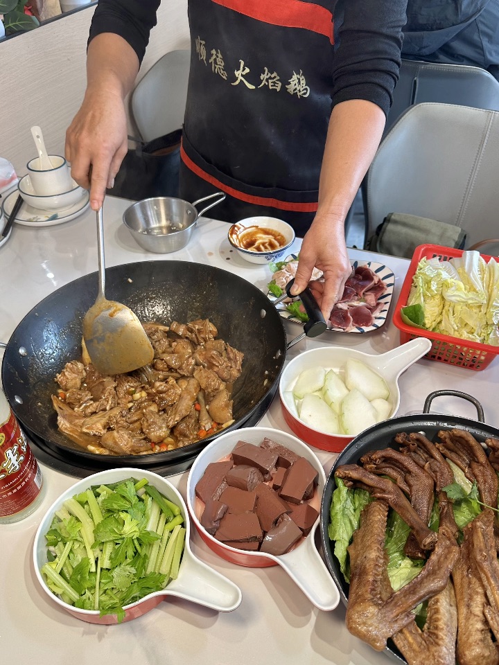 每次经过门口都能闻到火焰醉鹅的浓郁香气 老广都爱来吃这家的鹅肉 味道惊艳 每次来都被现场点火的架势震撼到太有仪式感了‼️ . 🔥推荐： ✔️醉鹅锅 现点现做 师傅在你面前淋酒、点火火焰瞬间包裹整锅鹅肉 酒香四溢 视觉嗅觉双重暴击 盖那刻香到迷糊 鹅肉肉质紧实有嚼劲 浓郁的酒香完全渗进肉里 搭配蛤蝼饭好好吃🤤 ✔️鹅掌鹅翅煲 鹅掌鹅翅一抿就脱骨 裹着酱汁醇香浓郁 越煮越香 太上头啦 好吃到停不下来😭...