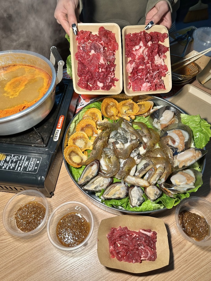 跟风和姐妹吃到上很🔥的沙茶火锅 沙茶酱真的好浓郁😭 食材品种多 肉眼可见的新鲜 沙茶火锅的配上奶香味十足的牛肉和各种海鲜 各种配菜涮着锅底吃 味道还不错👍 . ✔️沙茶锅底和沙茶酱都是当天现炒煮 锅底的味道刚刚好 不齁咸 而且越煮越浓郁 牛肉都是新鲜现切 肉嫩可口 搭配沙茶酱口感更爱了 窝蛋牛肉 嫩滑牛肉搅拌蛋液 肉香四溢 ✔️海鲜是新鲜现捞的 海鲜锅里有虾、鲜甜带子 、花螺、青口、扇贝等 沙茶的...