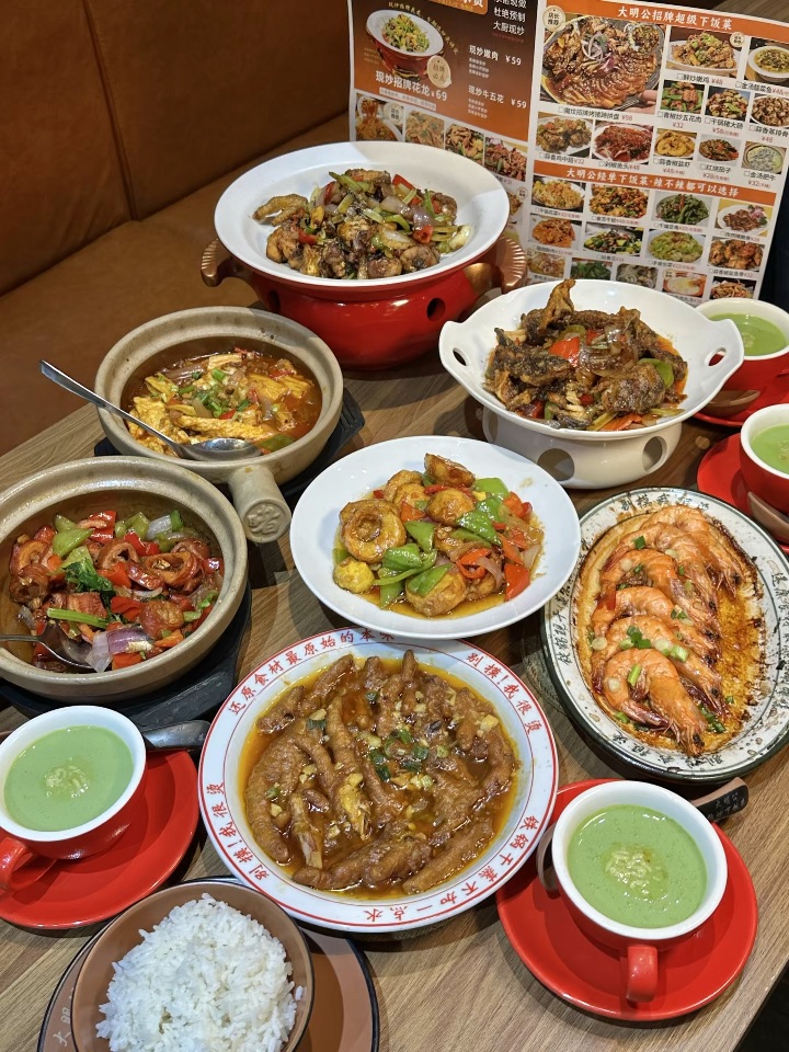 印象汇这家每到饭点就烟火气十足 端上桌的时候还在滋滋冒油 每道菜都很下饭 猛猛炫几碗～ . 🔥推荐： ✔️紫苏大盘鸡 鸡肉滑嫩多汁 紫苏的香气渗透其中 好好吃🤤 ✔️猪大肠煲 大肠处理敲干净 软糯弹牙无异味 很下饭 ✔️干蒸大虾 上桌还在滋滋响 虾肉Q弹 鲜甜可口 ✔️酱香蒸鸡爪 鸡爪外皮香脆软糯 肉质鲜嫩多汁 ✔️抹茶冰豆花 DuangDuang Q弹嫩滑 抹茶味浓郁 - 🏠：大明公•猛炒•干蒸...