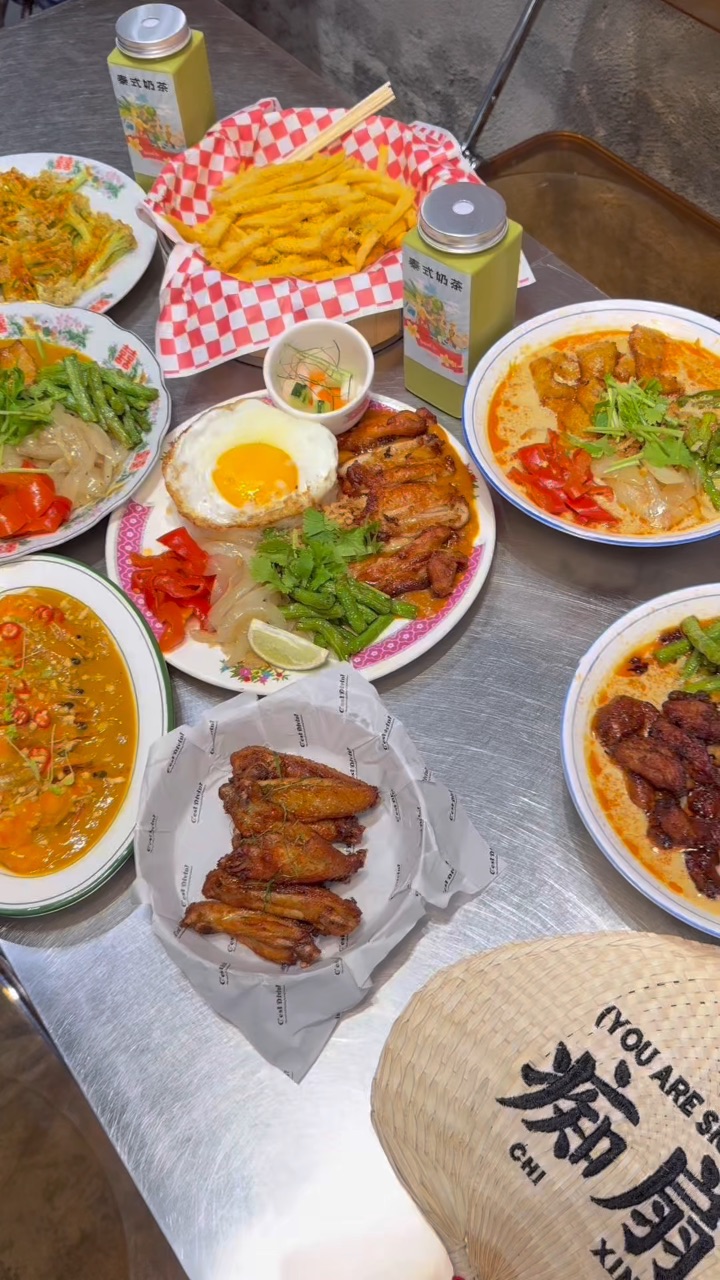 真的是便宜又好吃😋份量十足！！ 嗦上这碗白咖喱面 一口穿越槟城夜市谁懂啊！！  🍜黑豚肉白咖喱面 汤底我真的狂夸‼️ 椰浆+奶油熬成淡金浓汤 每根面条都浸润在酱汁里 嗦起来超挂味～ 🍛香茅鸡扒咖喱饭也绝！苹果肉酱酸甜清爽 配焦脆鸡扒直接光盘 🍝猪颈肉白咖喱面也巨好吃！连汤底都喝光了 小吃推荐👇 ✔️蜜烤鸡翅咬开直接脱骨 酱汁biu满嘴 ✔️芝士薯条堆成小山🧀 ✔️泰式炸豆腐外酥里嫩 好绝！！ - ...