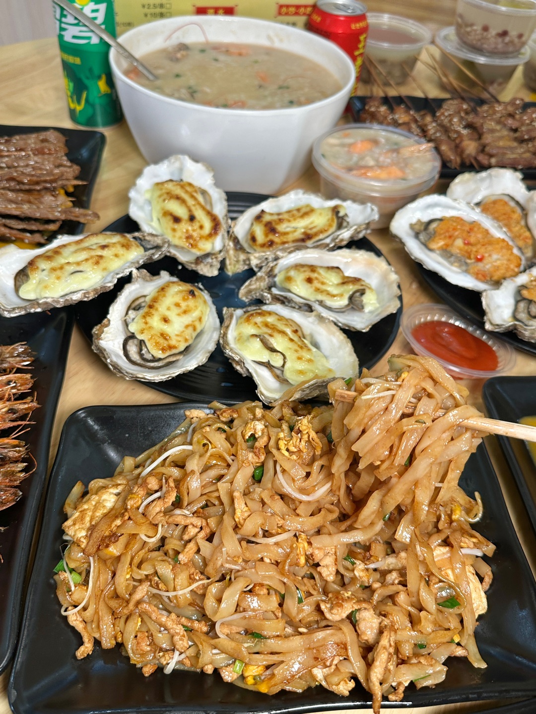 喜欢这种不起眼的小店 菜品平价还好吃 感觉是目前湛江吃得坠满意的夜宵了   . 🔥推荐： ✔️生蚝🦪 点了蒜蓉和芝士生蚝 只只都好肥美 又爆汁 ✔️炒河粉 河粉锅气十足 非常香 有种街头大排档的感觉 ✔️瑶桂虾米海虾鲜蚝粥 分量好足 用料超丰富 煮出来的味道很清甜 ✔️湿辣牛肉/鸡翅/猪颈肉/豆腐等  他们家的烧烤盲点无踩雷 每一个都好好吃 再来一碗清补凉糖水 清爽又解腻  - 🏠：蚝抵食.湛江生...