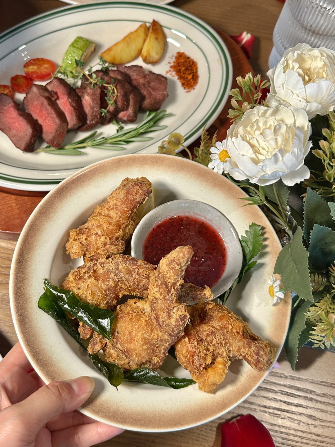 它在湛江西餐真的没有对手 美到失语😭适合带男朋友新年来一起吃的漂亮餐厅🍴餐食好吃又精致 环境氛围感十足 拍照很出片📷 . ❤️推荐： ✅香草脆煎鸡扒 鸡扒肉质新鲜 蘸上酱汁吃香嫩 好好吃 ✅豆豉鲮鱼意面 🆕品‼️豆豉的咸香醇厚包裹着每一根爽滑的意面 鲮鱼的酥香在咀嚼中迸发 ✅厚切草饲肩胛牛扒 色泽诱人 牛扒细腻鲜嫩 好浓郁的油脂奶香 ✅薄荷酱鱼扒 鱼扒外酥里嫩 蘸上薄荷酱 吃起来别有一番风味 ✅焦...