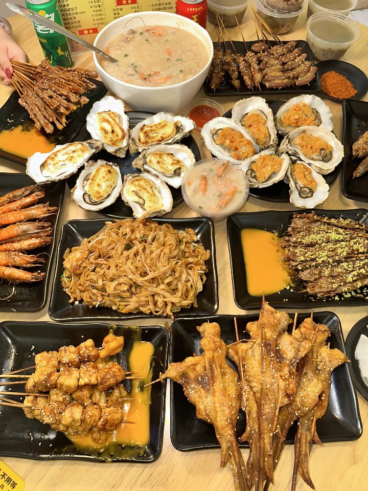 喜欢这种不起眼的小店 菜品平价还好吃 感觉是目前湛江吃得坠满意的夜宵了   . 🔥推荐： ✔️生蚝🦪 点了蒜蓉和芝士生蚝 只只都好肥美 又爆汁 ✔️炒河粉 河粉锅气十足 非常香 有种街头大排档的感觉 ✔️瑶桂虾米海虾鲜蚝粥 分量好足 用料超丰富 煮出来的味道很清甜 ✔️湿辣牛肉/鸡翅/猪颈肉/豆腐等  他们家的烧烤盲点无踩雷 每一个都好好吃 再来一碗清补凉糖水 清爽又解腻  - 🏠：蚝抵食.湛江生...