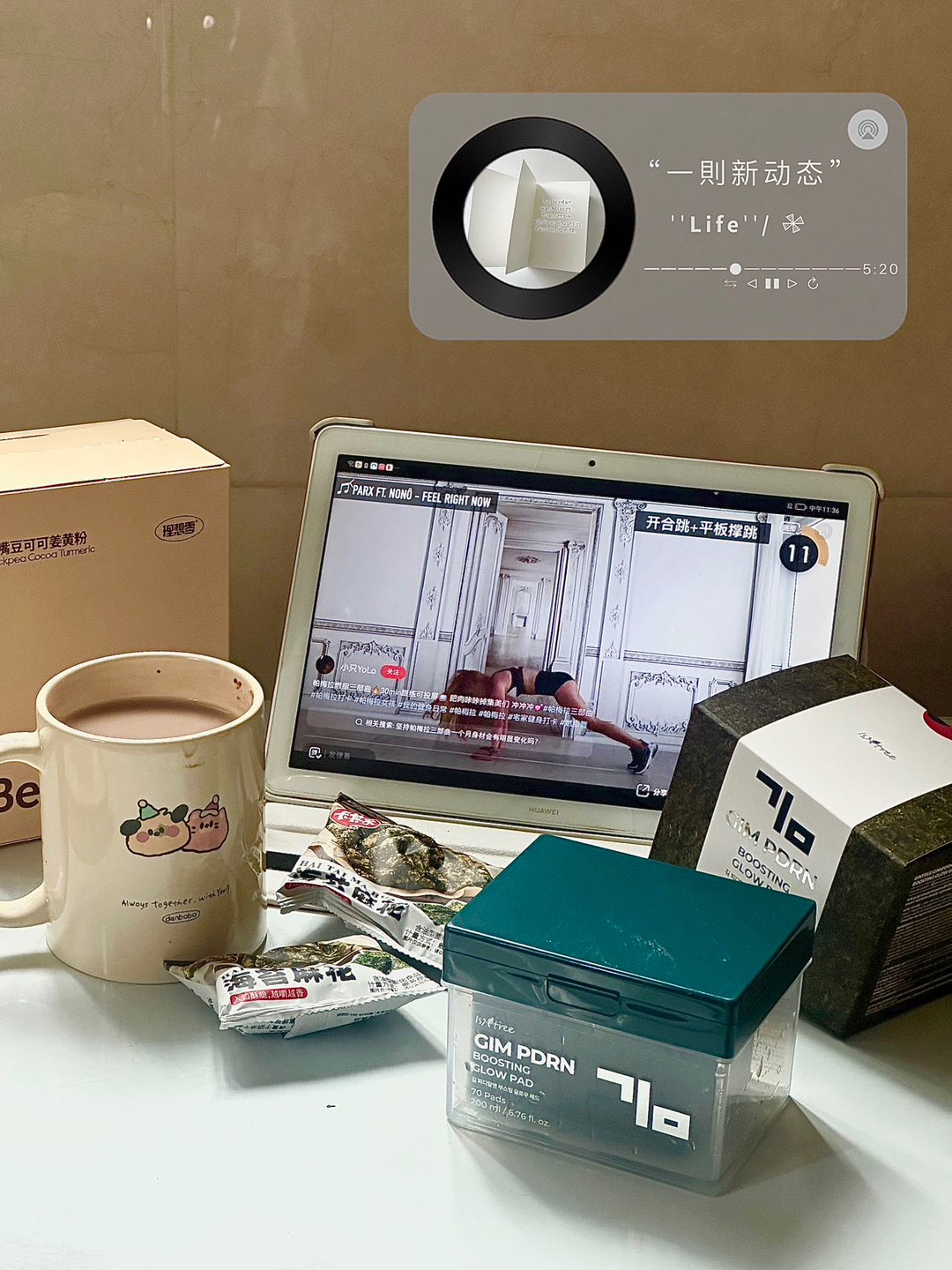 一换季就泛红干痒，熬夜后更是又干又糙，新护肤品都不敢随便试…… 直到被朋友塞了盒Isntree的棉片，拆开我直接笑出声——这不是海苔吗？！ 肉眼能看清的紫菜纹理，薄得透光，摸起来软乎乎的，真的和零食海苔长得一毛一样😂  抱着“凑个热闹”的心态敷了3分钟，结果意外惊喜！ 精华是清清爽爽的拉丝感，不黏糊糊的，贴脸上服帖到离谱，我敷着刷了会儿手机都没掉。揭下来的时候，脸颊的红血丝居然淡了好多，干痒的地方...