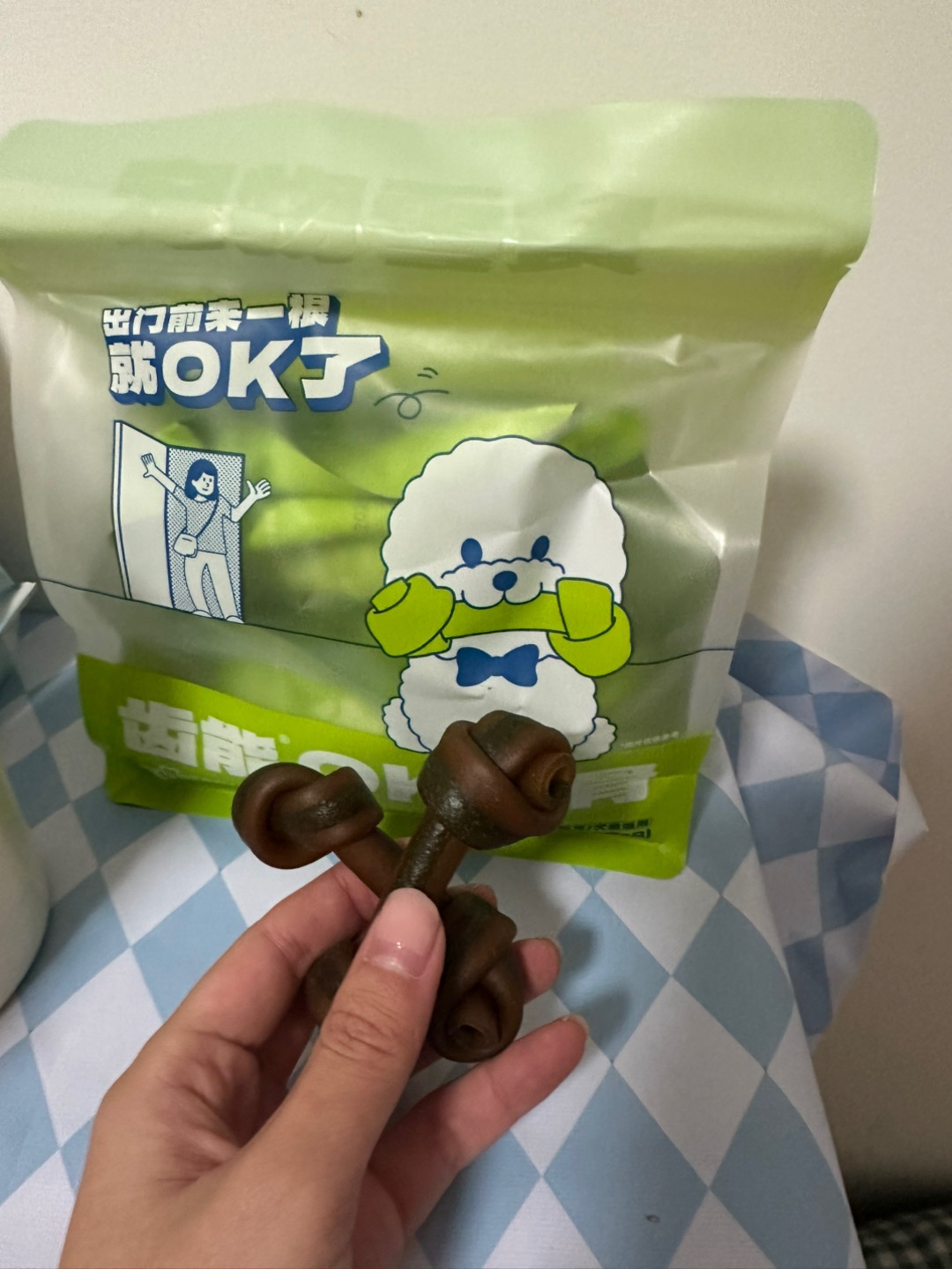 测评/测评比熊家长狂喜！这根洁齿骨我能回购一辈子✨  作为养了比熊的过来人，我真的被齿能OK结骨狠狠拿捏住了！  ✅ 出门前的仪式感 每天遛弯前给它一根，狗狗自己叼着就去啃了，再也不用追在屁股后面喂零食。啃完嘴巴香香的，跟小区小狗社交都更自信了～  ✅ 洁齿+磨牙双buff叠满 我家比熊天生爱啃咬，之前买的洁齿棒要么太硬伤牙龈，要么太软没效果。这款结骨是柔韧的螺旋纹理，既能磨掉牙结石和牙菌斑，又不...