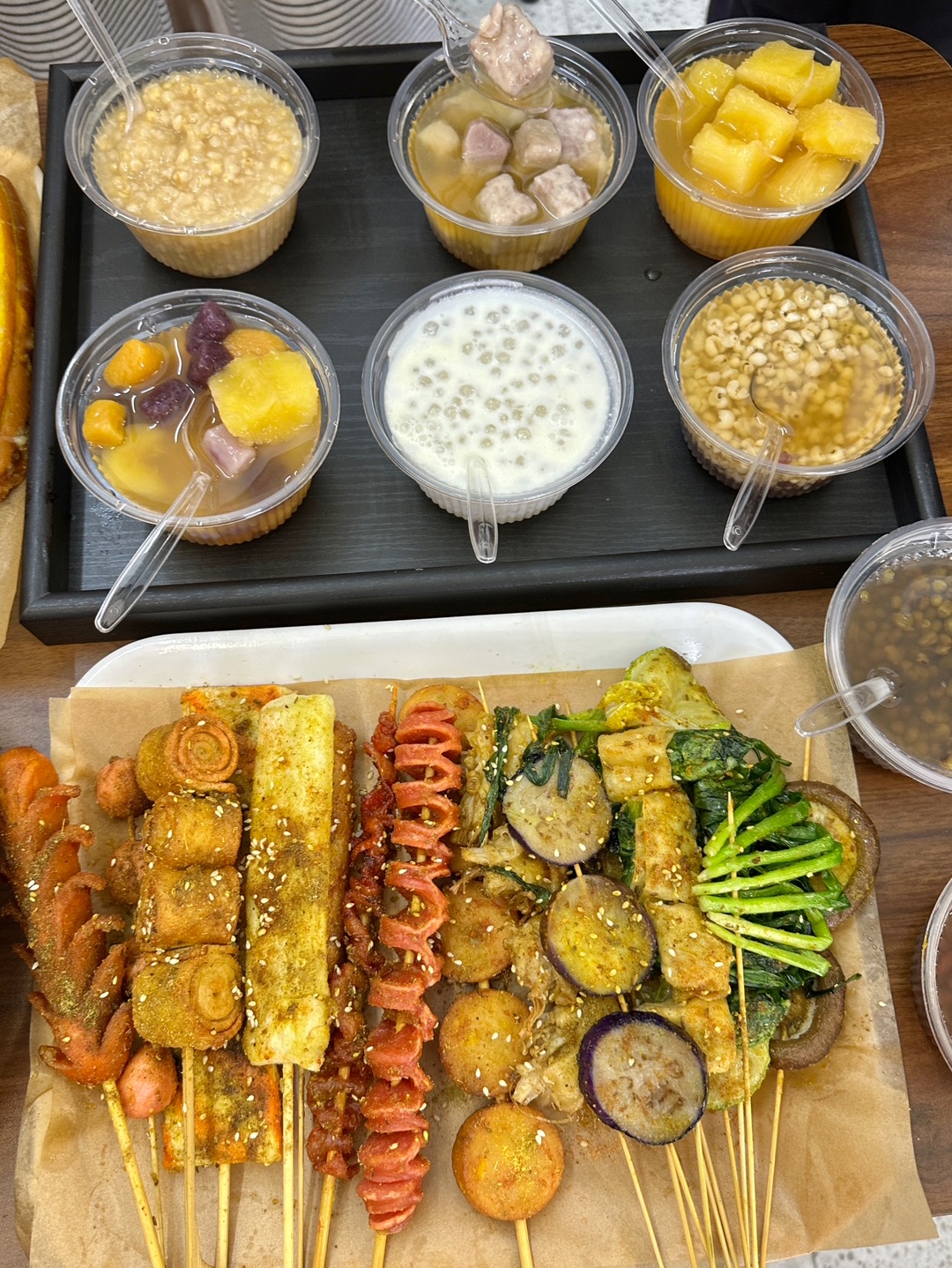 真心希望湛江多开点这种接地气的小店 这家很有童年回忆 实现糖水➕炸串的自由 性价比很🉑 . 🔎推荐： ✔️臭豆腐麻辣烫 臭豆腐外层酥脆 吸满了汤汁一口下来鲜香爆汁 ✔️木薯糖水 第一口惊艳到了 粉粉糯糯好好吃 ✔️炸串类烤香肠、炸鱼排和炸青椒 蘸满秘制粉料 吃起来香酥可口 就是小时候在校门口的味道！ - 📘：禧欢来甜汤 🈺：下午两点半到晚上十一点半 📍：赤坎区南桥南路与海北路交叉口西南100米