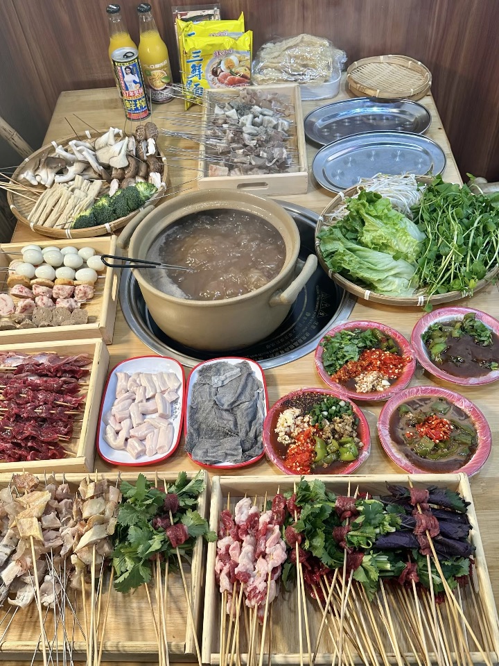 在湛江吃了无数次的牛杂店 人气很旺 就在霞山鼎盛附近 装修风格蛮有特色 牛杂地道超正👍 . 很喜欢吃他们家的牛肉很新鲜 不是冰冻货 种类丰富 牛杂💰2/串 锅底也是一煲一换 不是口水锅 ✔️新鲜牛肉 ✔️香菜牛肉✔️紫苏牛肉✔️牛肚✔️牛筋 牛杂炖得软嫩又有嚼劲 蘸上自己diy的酱料 入口味道嘎嘎香！ - 🏠：乐陶居肥姨牛杂（华信店） 🈺️：11:00-03:00 📍：霞山区人民大道中19号泉庄生...