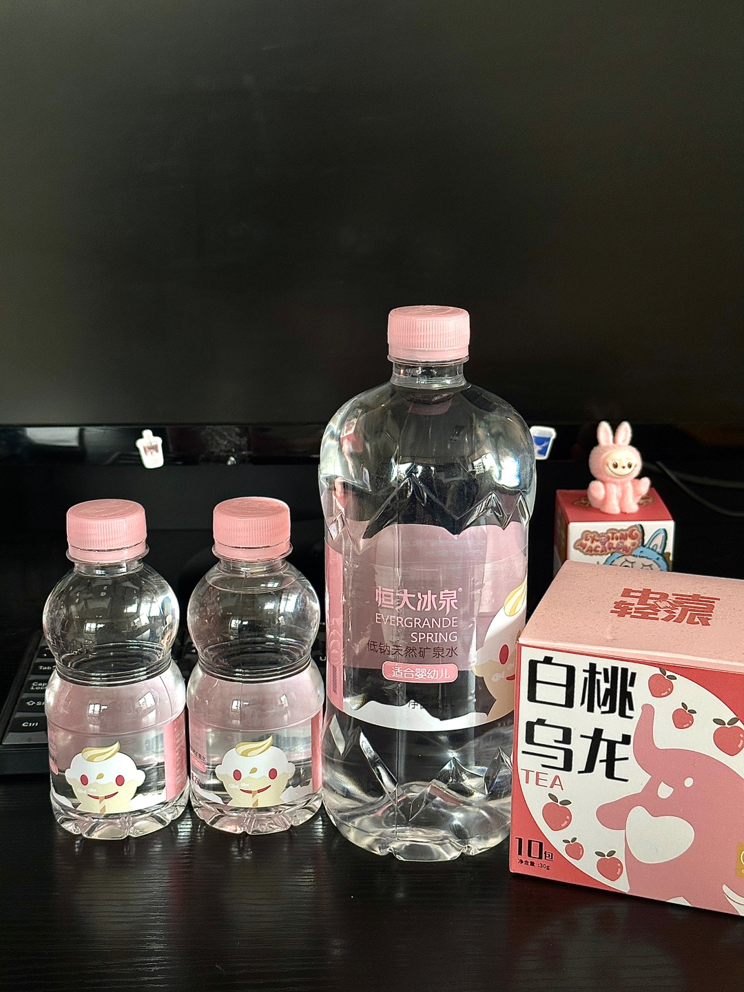 精致打工人养生水！这瓶宝宝水真的🉑️ 当代精致打工人的养生，主打一个「省心又高级」 被宝妈同事按头安利的恒大冰泉宝宝水，直接列入年度爱用清单✨  每天久坐8小时，喝对水比涂多少护肤品都管用～ 自来水总担心有杂质，普通矿泉水又怕矿物质失衡 这款长白山原始森林深层泉眼直采的水，低钠弱碱天然软水 配料表干净到只有「天然矿泉水」，连宝宝都能放心喝，精致党直接囤  1L家庭装囤满冰箱，泡茶、煮咖啡都用它，口...