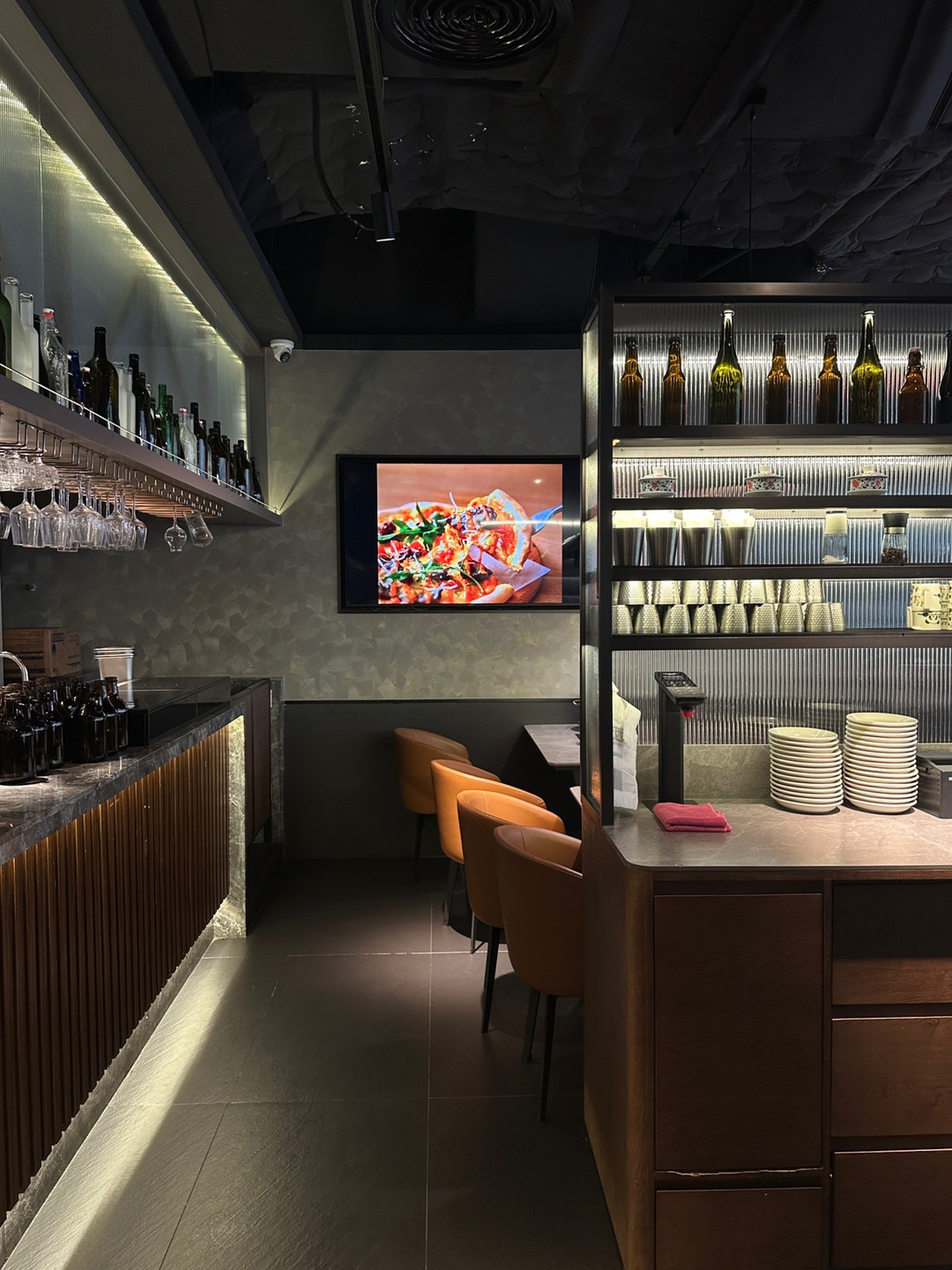 ☑️谷饲板腱牛扒配煎深海虎虾 牛扒7成刚好 肉汁细腻鲜嫩 好丰富  好浓郁的油脂奶香 虾肉鲜爽弹牙  ☑️盖碗椰子海冰淇淋咖啡 入口丝滑且浓郁 醇厚细腻 - 🔹：西海岸•四季西厨