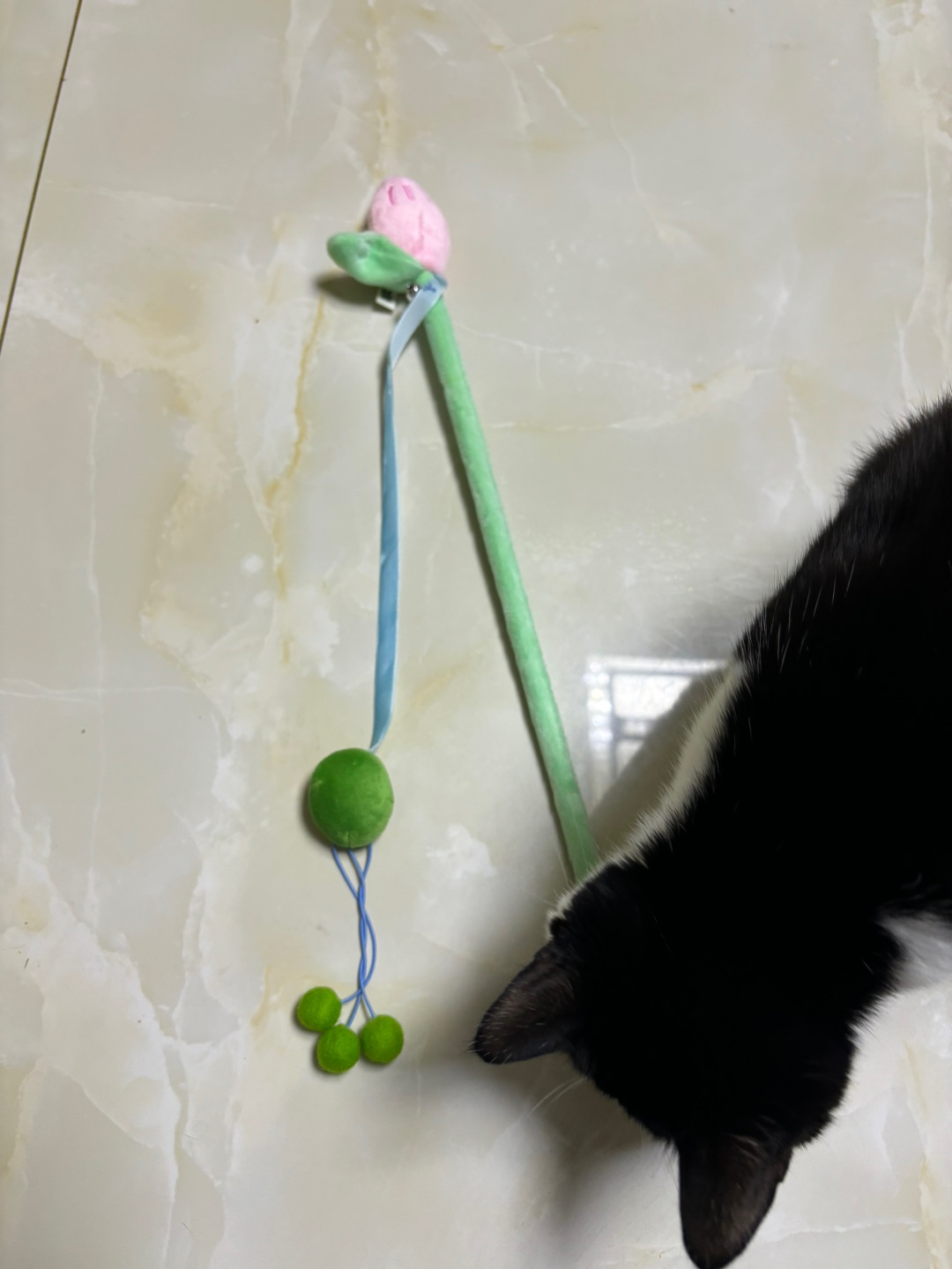 #测评/测评 质量很好的逗猫棒，带铃铛吸引小猫，水晶绒的材质耐抓耐咬，不容易坏，对猫咪也安全，还可以清洗，猫咪很喜欢玩，各种表情包都出来了