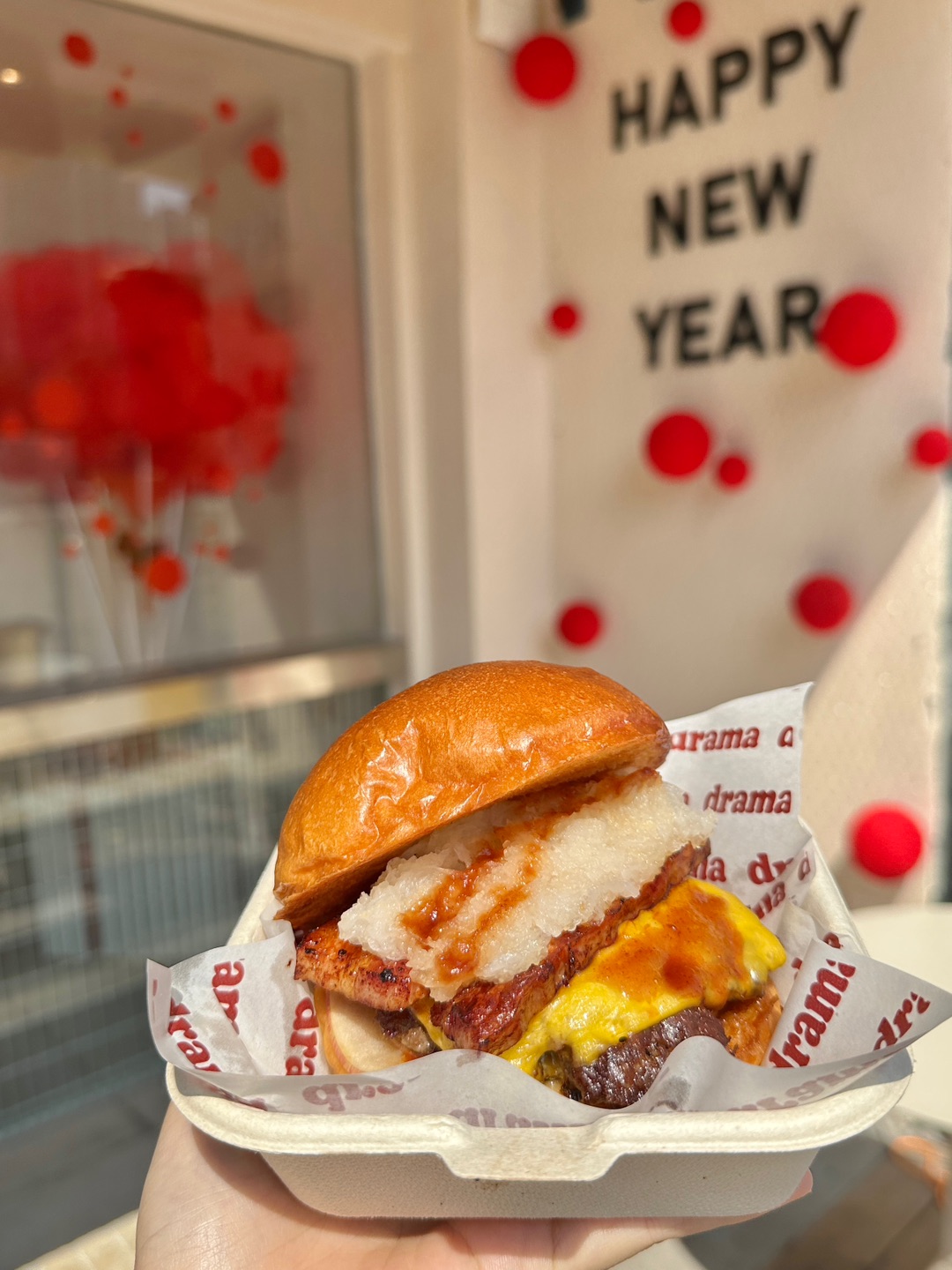 这家汉堡店真的太好拍了 奶油色复古风的美式汉堡店 新年布置很有氛围 无论是门头还是店里 每一个角落都可以出片的程度📷 . 🔥推荐： ✔️开心果厚切培根和牛堡 厚实的牛肉饼Q裹满酱汁 开心果碎的脆感撞开浓郁 每一口都是肉香与坚果香的双重暴击 ✔️黑金鸡块 炸鸡外酥里嫩 鸡肉很入味 蘸上番茄酱 好好吃 ✔️抱抱杯柠七 柠檬茶清香搭配雪碧气泡拉满 每一口都清爽解腻  - 🏠：抓马汉堡 🈺：12:00-2...