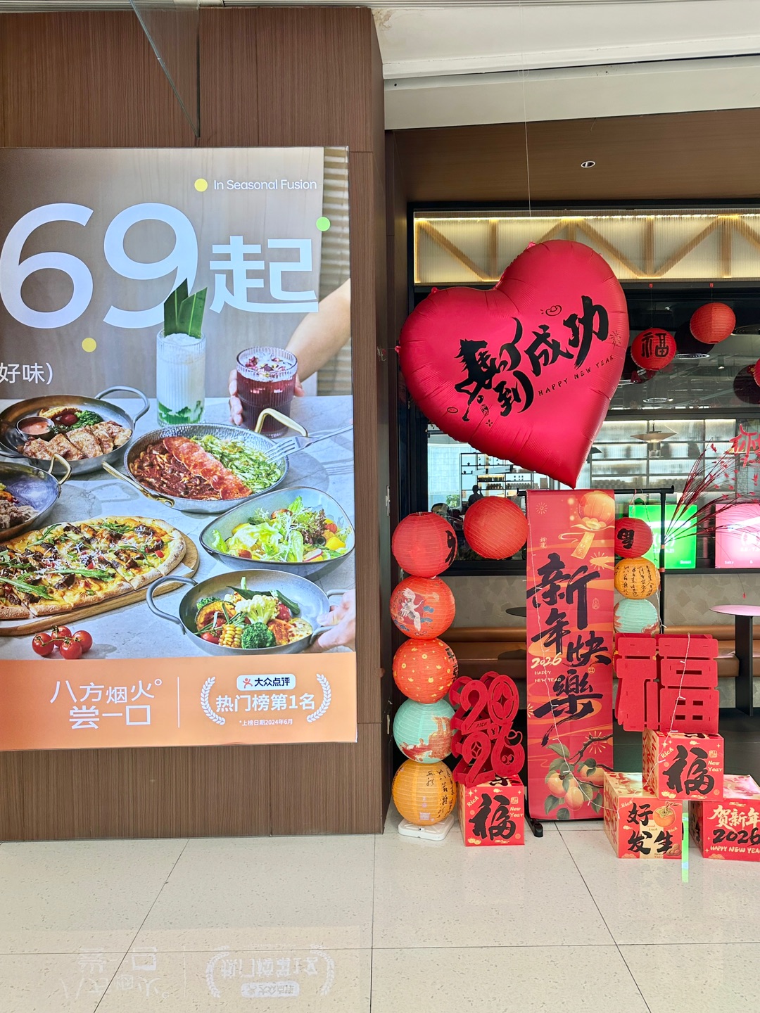 湛江。。。适合朋友见面的二人食氛围西餐店🍴  不愧是开了29年的西海岸餐厅 而且🆕出的创意融合菜精致又美味 每个角落布置得很用心 是约会、聚会跟庆祝的地方‼️ . 🔵推荐： ☑️谷饲板腱牛扒配煎深海虎虾 牛扒7成刚好 肉汁细腻鲜嫩 好丰富  好浓郁的油脂奶香 虾肉鲜爽弹牙 ☑️和风盐葱烧汁牛肉流心饭 肥瘦均匀的肥牛自带奶香 温泉蛋戳破瞬间流心 肉香与蛋香交融 味道很赞  ☑️草莓乳酪奶冻 酸甜的草...