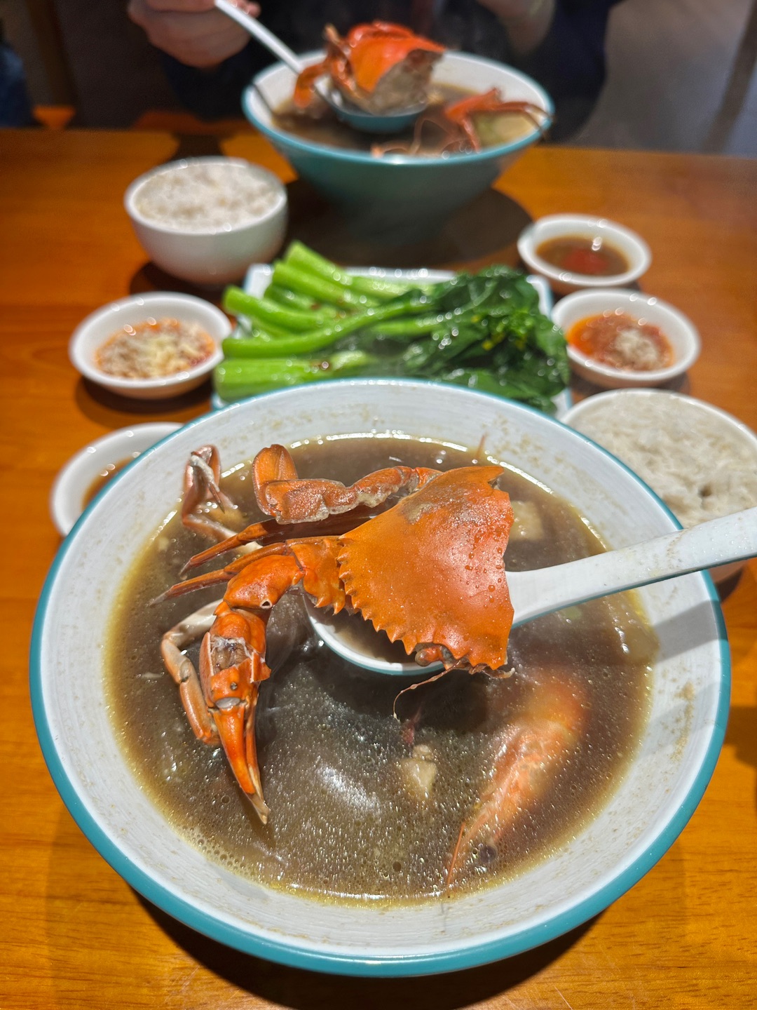 汤小鲜汤品馆近期被朋友种草了这家平价又好吃的汤品馆 这碗腌仔蟹熟地冬瓜鸡汤鲜到我想天天喝😭 . 🔥推荐： ✔️腌仔蟹熟地冬瓜鸡汤 T🐶29.9r 一大碗满满都是料 木瓜的清甜➕螃蟹的鲜➕鸡肉的嫩➕白螺 汤底浓郁 味道香迷糊  ✔️东海老鹅 白切老鹅皮滑肉香 蘸点酱油+蒜蓉   - 🔵：汤小鲜汤品馆 🈺：10:00-22:00 📍：开发区乐华街道乐金路上景中心对面