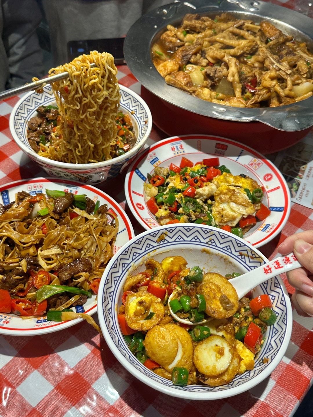 在赤坎挖到一家很有锅气的家常菜 菜品性价比也很🉑 每道菜都嘎嘎下饭 随便点都不会踩雷！ . 🔥推荐： ✔️鸡爪牛腩煲 一大锅满满都是料 牛腩炖得软烂入味  鸡爪一嗦脱骨 吸满汤汁的萝卜好好吃🤤 ✔️牛肉炒脆笋 笋子又脆又嫩 牛肉鲜嫩可口 妥妥的下饭菜 ✔️牛肉焖面 牛肉很新鲜 细嫩又嚼劲 拌着面一起吃 味道很赞 ✔️肉沫金钱蛋 鸡蛋煎得金黄焦脆 搭配肉沫吃 鲜香下饭 - 🏠：徐掌柜下饭菜 🈺：10...