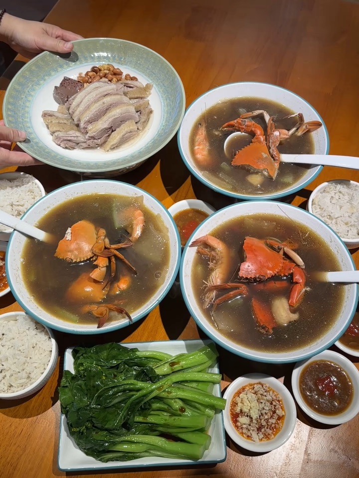 近期被朋友种草了这家平价又好吃的汤品馆 这碗腌仔蟹熟地冬瓜鸡汤鲜到我想天天喝😭 . 🔥推荐： ✔️腌仔蟹熟地冬瓜鸡汤 T🐶29.9r 一大碗满满都是料 木瓜的清甜➕螃蟹的鲜➕鸡肉的嫩➕白螺 汤底浓郁 味道香迷糊  ✔️东海老鹅 白切老鹅皮滑肉香 蘸点酱油+蒜蓉   - 🔵：汤小鲜汤品馆 🈺：10:00-22:00 📍：开发区乐华街道乐金路上景中心对面
