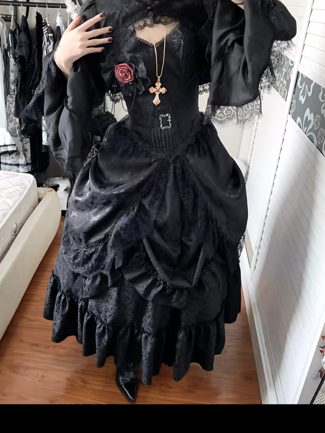 可以提拉裙摆的一条哥特，悬月之下真的特别有设计感，好喜欢这个版型