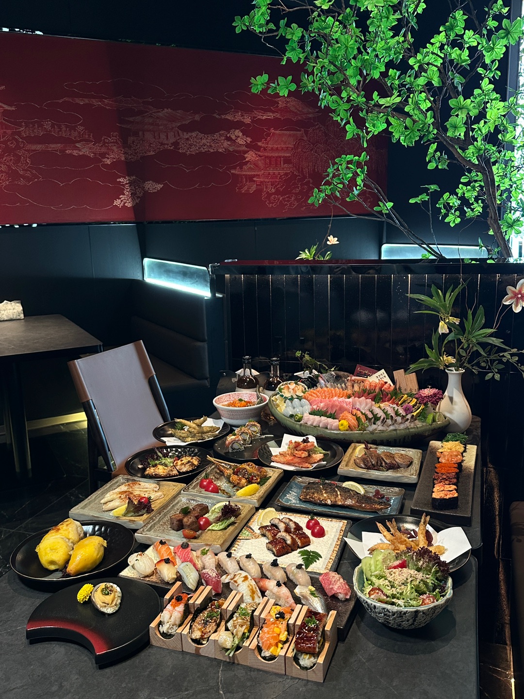 任何一个爱吃日料刺身的姐妹 都不要错过这家店好吗😭 和男朋友约会or姐妹在这里聚餐都超有格调！ - ✅三文鱼、金枪鱼、甜虾等十几种刺身任吃 新鲜度拉满👍 轻松实现刺身自由 每片切得厚实饱满 纹理清晰无红线 入口绵密回甘 ✅品质是和鲸鲜生其他🥡门店一样 都是当天到货 当天销售 新鲜看得见 软糯味甜相当到位 ✅还有各种寿司🍣炸物、烤物和铁板等一百多种食品 任你选择   - 💙：鲸鲜生 极上刺身放题 📍...