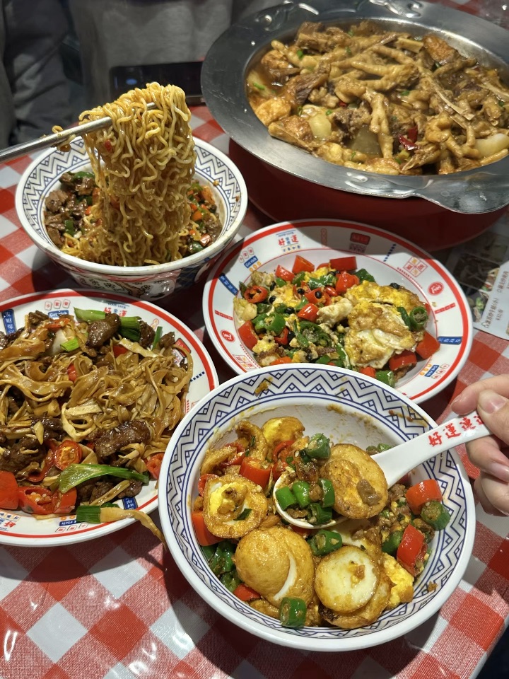 湛江赤坎。。不能错过的地道湘菜馆嘎嘎下饭🤤  在赤坎挖到一家很有锅气的家常菜 菜品性价比也很🉑 每道菜都嘎嘎下饭 随便点都不会踩雷！ . 🔥推荐： ✔️鸡爪牛腩煲 一大锅满满都是料 牛腩炖得软烂入味  鸡爪一嗦脱骨 吸满汤汁的萝卜好好吃🤤 ✔️牛肉炒脆笋 笋子又脆又嫩 牛肉鲜嫩可口 妥妥的下饭菜 ✔️牛肉焖面 牛肉很新鲜 细嫩又嚼劲 拌着面一起吃 味道很赞 ✔️肉沫金钱蛋 鸡蛋煎得金黄焦脆 搭配肉...