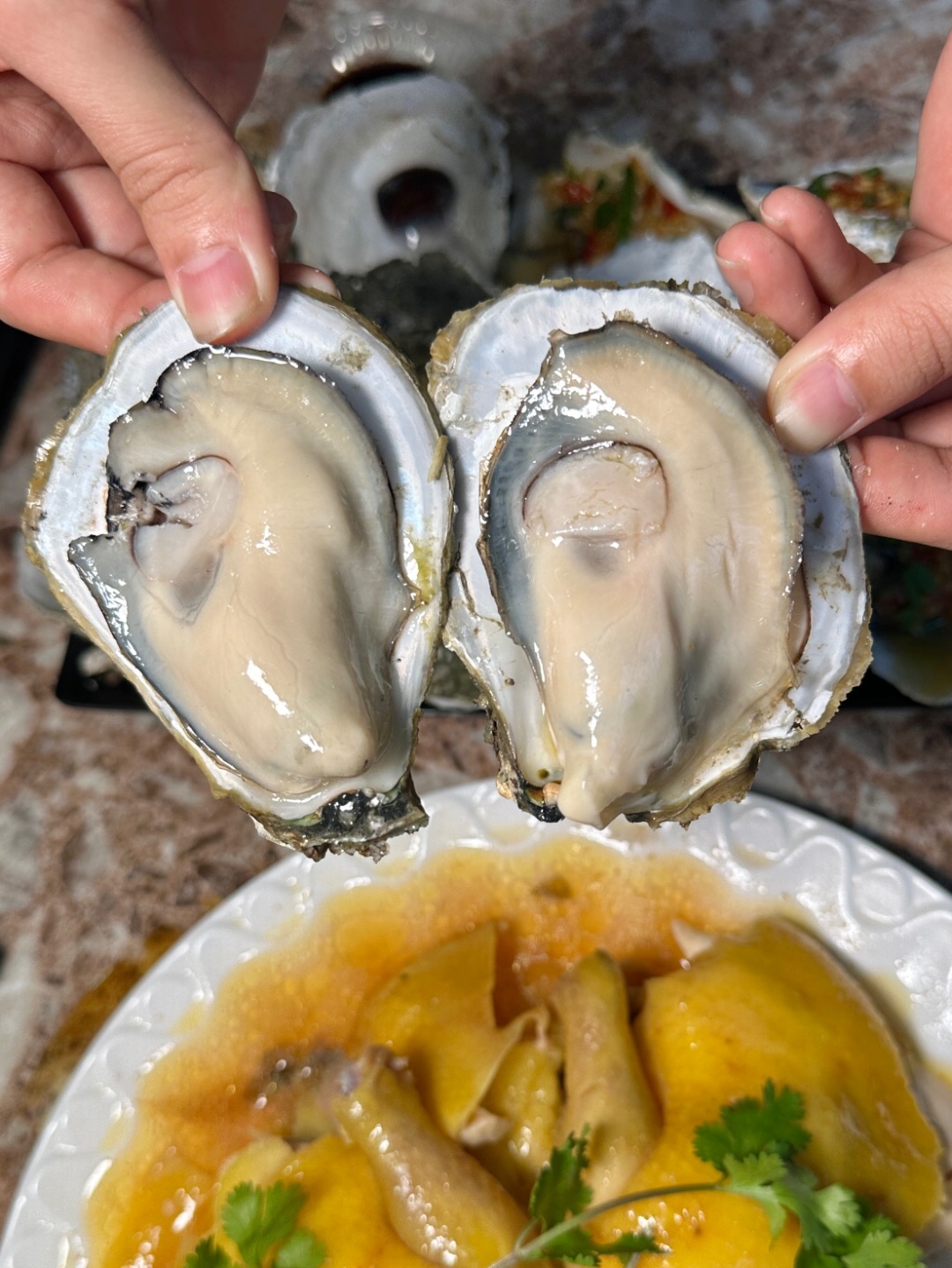 湛江这家店我已经N刷了 食材很新鲜 烧烤种类多 好吃又不贵 很适合和朋友下班来撸串！ . 良垌清水鸡 淋上精华鸡汁Ju香 入口鲜嫩多汁 口感爽滑 蜜汁烤鸡翅烤的火候刚刚好 皮脆肉嫩好吃 烤鳗鱼每次bi点！鳗鱼烤得火侯都刚刚好 脆口弹牙 还有他们家的海鲜粥、牛肉粒和烤茄子🍆等出品都还不错👍 - 🏠：味全炭烧猪头骨（霞山分店） 🈺：17:00-03:00 📍 ：霞山区人民大道南与建新东路交叉口南60米