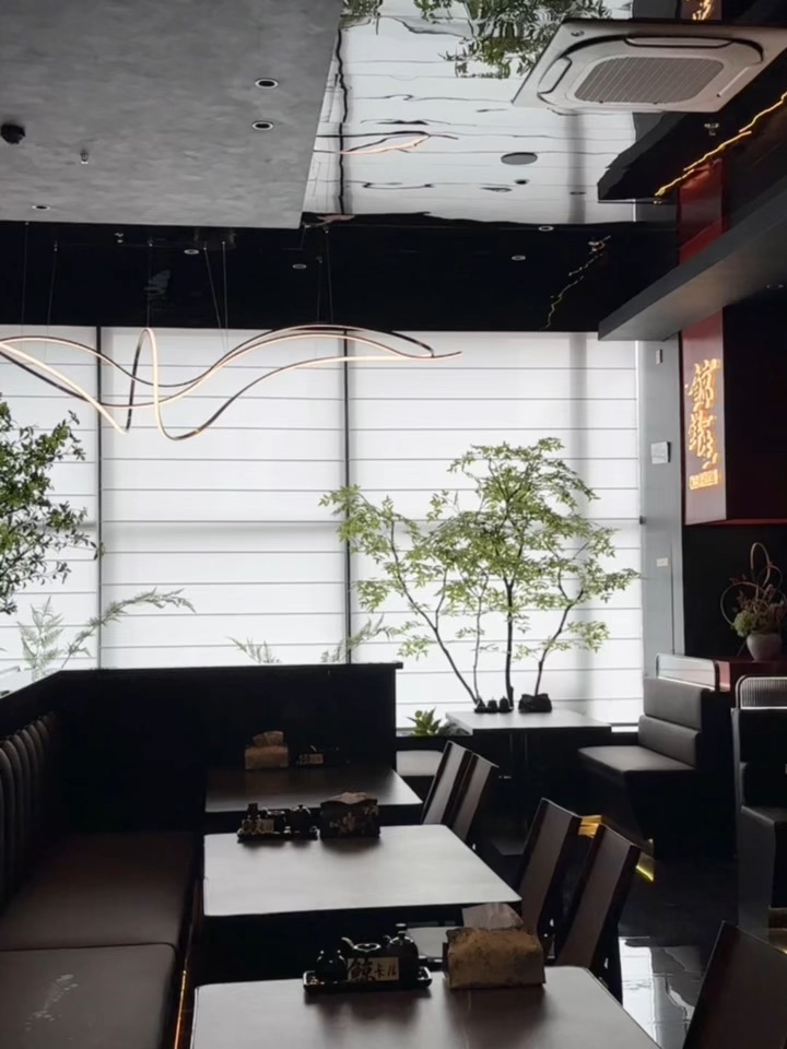 任何一个爱吃日料刺身的姐妹 都不要错过这家店好吗😭 和男朋友约会or姐妹在这里聚餐都超有格调！ - ✅三文鱼、金枪鱼、甜虾等十几种刺身任吃 新鲜度拉满👍 轻松实现刺身自由 每片切得厚实饱满 纹理清晰无红线 入口绵密回甘 ✅品质是和鲸鲜生其他🥡门店一样 都是当天到货 当天销售 新鲜看得见 软糯味甜相当到位 ✅还有各种寿司🍣炸物、烤物和铁板等一百多种食品 任你选择   - 💙：鲸鲜生 极上刺身放题 📍...