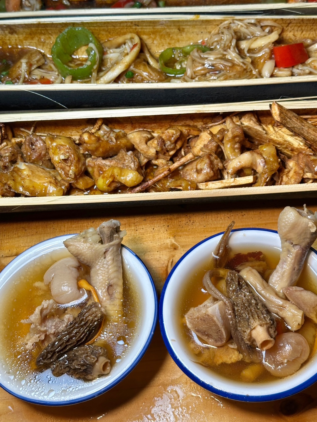 馋这家竹筒饭很久了😭老板用的竹筒都是一次性的 干净又卫生 现点现柴火烧 主打原汁原味 平价量大 过年期间照常🈺 适合带家人和公司团建来这里聚会 建议提前预约‼️  . 🔥推荐： ✔️竹筒腊味饭 腊味的香与竹子的清香完美融合 米饭粒粒分明 ✔️竹筒五指毛桃鸡 鸡肉鲜嫩多汁 五指毛桃味浓郁   ✔️竹筒蒸排骨 排骨好嫩好入味 葱头的香味恰到好处 嘎嘎下饭 ✔️竹筒羊肚菌炖龙骨汤 真材实料好香好鲜甜 带...